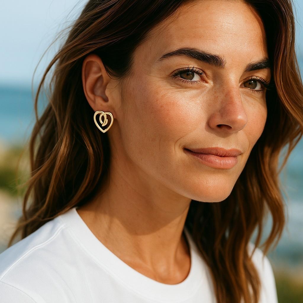 Introducing the Exquisite Paloma Picasso Open Heart Earrings by Tiffany & Co.
Elevate your style with the timeless elegance of the Paloma Picasso Open Heart Earrings. Crafted with precision and care by Tiffany & Co., these earrings feature an