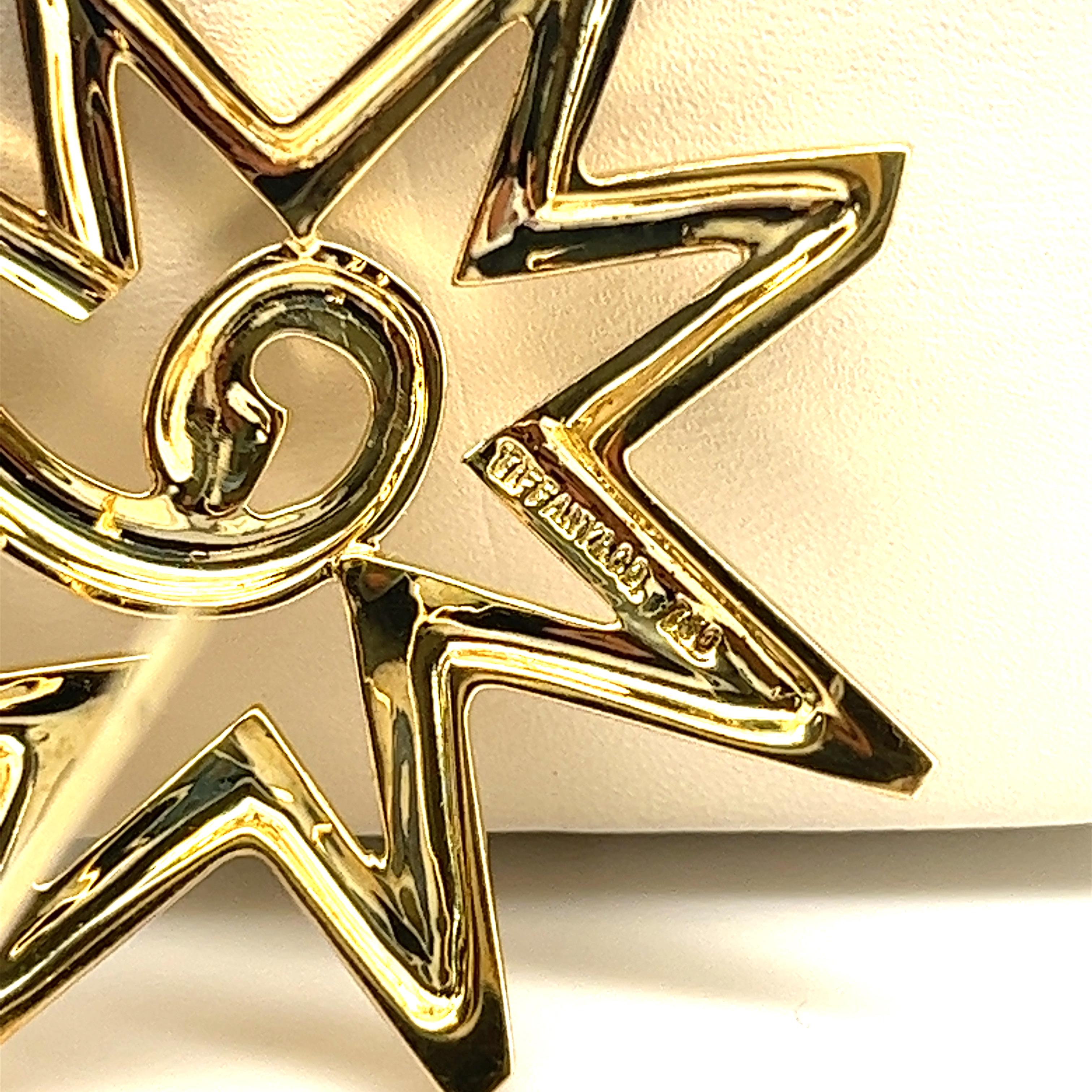Paloma Picasso, for Tiffany & Co. geometric star motif pin brooch in 18k solid yellow gold. 

Stamped: '750' - 'Paloma Picasso' - 'Tiffany & Co.' 

✔ Metal: 18K Yellow Gold
✔ Weight: 11.8g
✔ Measurements: 42mm x 38mm

Condition: Minor cosmetic marks