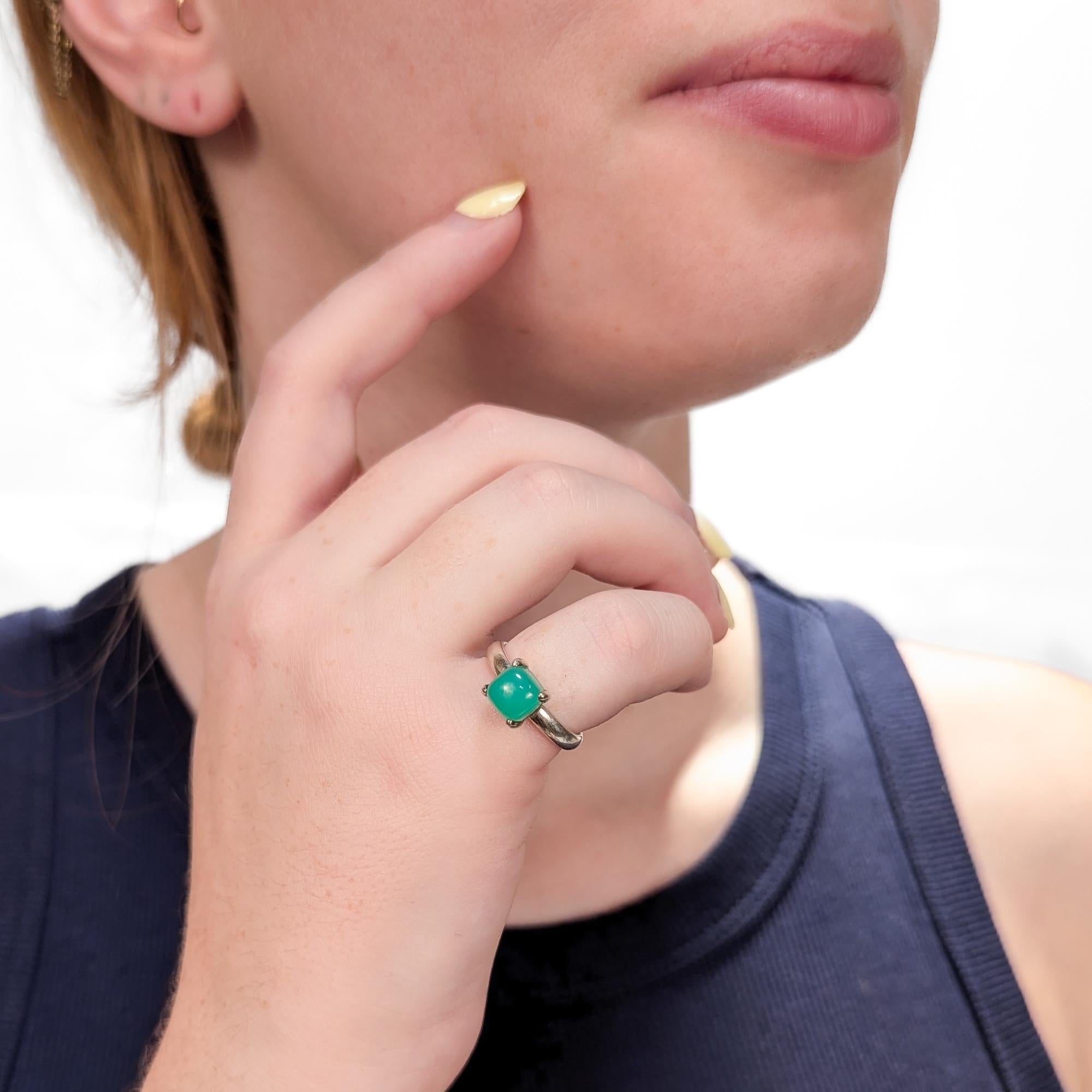 Un raffinato anello da cocktail in argento e onice verde firmato.

Disegnato da Paloma Picasso per Tiffany & Co.

In argento sterling. 

Con un cabochon di crisoprasio verde a forma di pan di zucchero incastonato al centro.

Completamente marcato
