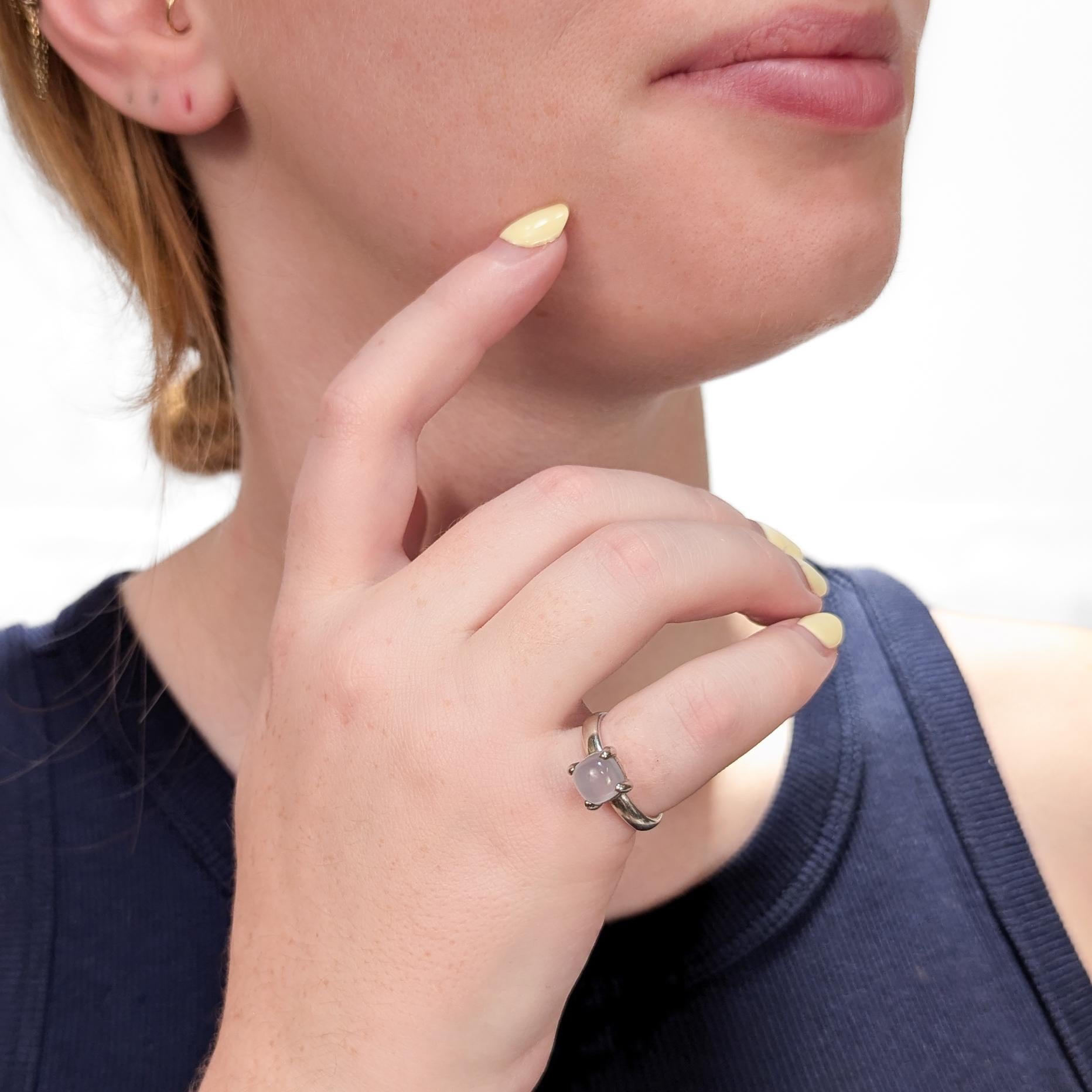 Un raffinato anello da cocktail in argento e quarzo lattiginoso firmato.

Disegnato da Paloma Picasso per Tiffany & Co.

In argento sterling. 

Con un cabochon di quarzo lattiginoso (o calcedonio) incastonato al centro.

Completamente marcato sul