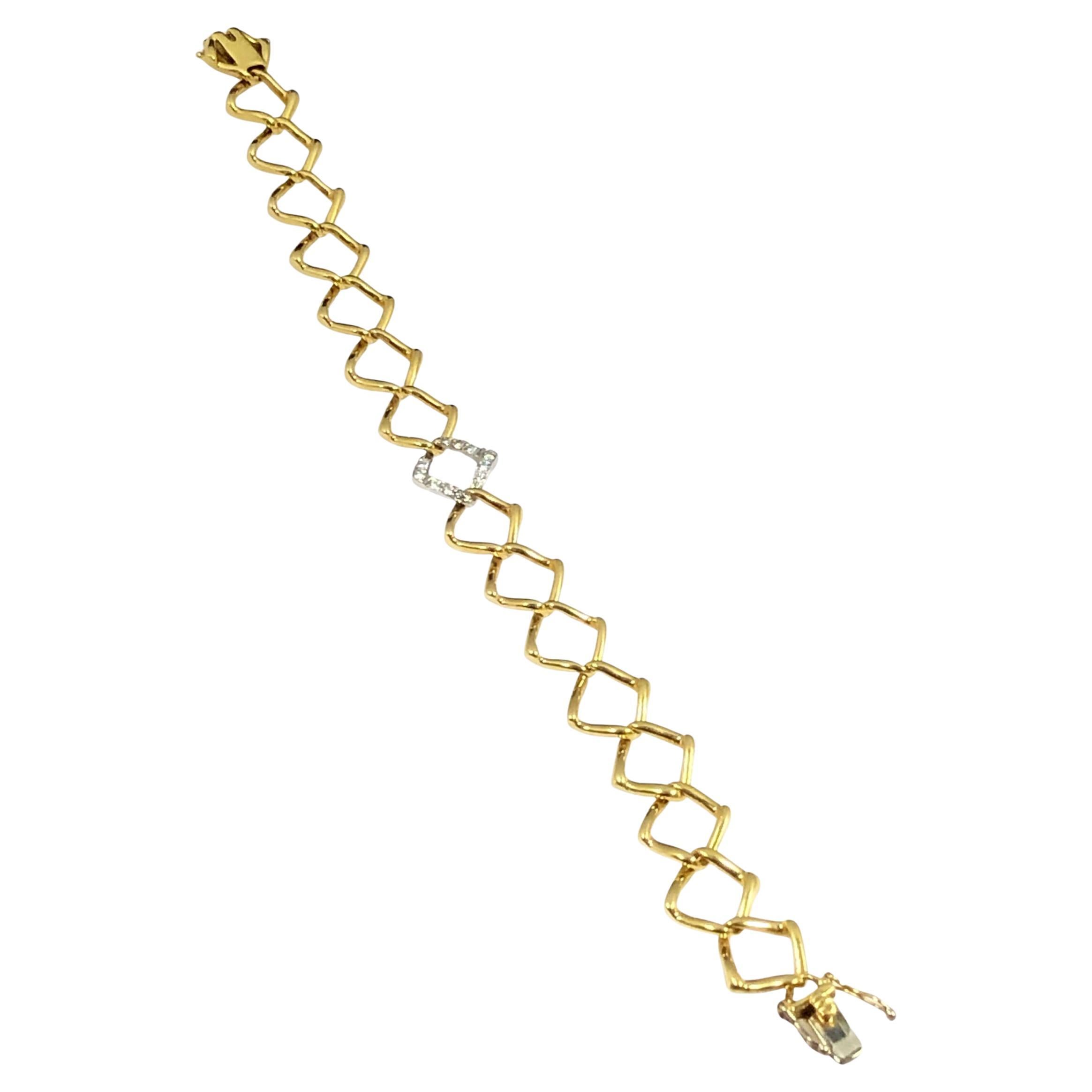 Circa 1981 Paloma Picasso pour Tiffany & Company Bracelet en or jaune 18k, mesurant 7 1/4 pouces de longueur x 1/2 pouce de largeur et pesant 18.5 Grammes, le maillon central étant serti de diamants ronds de taille brillante totalisant .15 Carat.