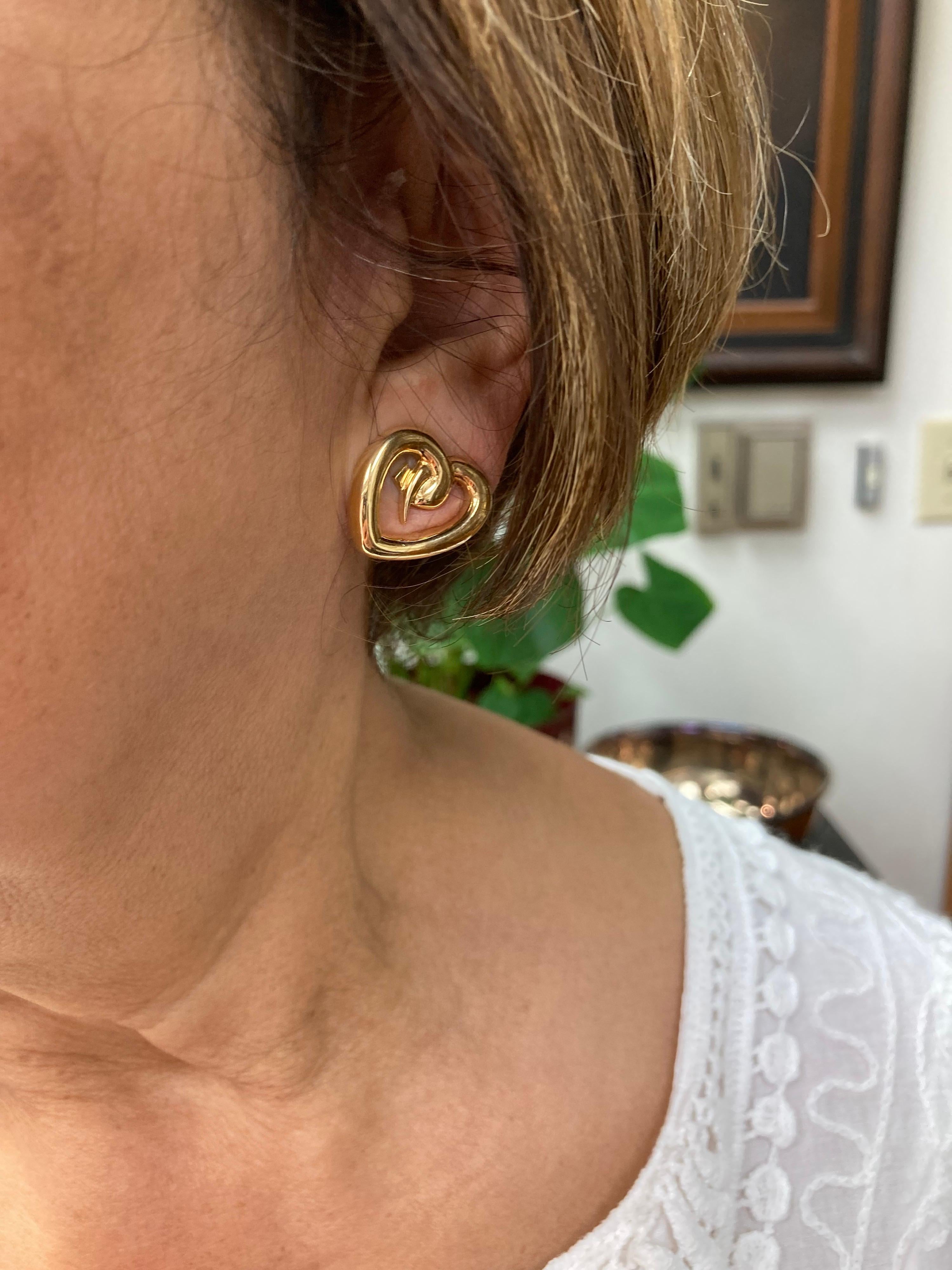 Paloma Picasso pour Tiffany & Co. Boucles d'oreilles clips en or jaune en forme de coeur en vente 1