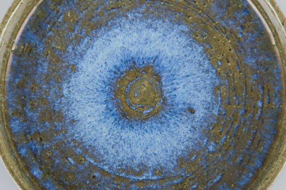 Danois Palshus. Plat en céramique à glaçure dans les tons verts et bleus en vente