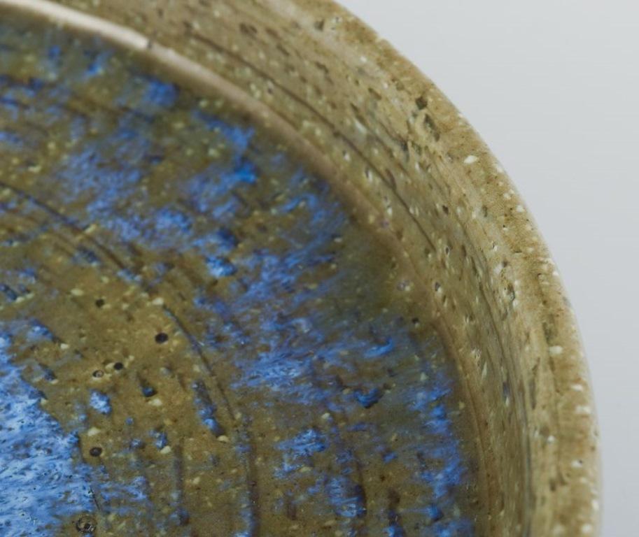 Vernissé Palshus. Plat en céramique à glaçure dans les tons verts et bleus en vente