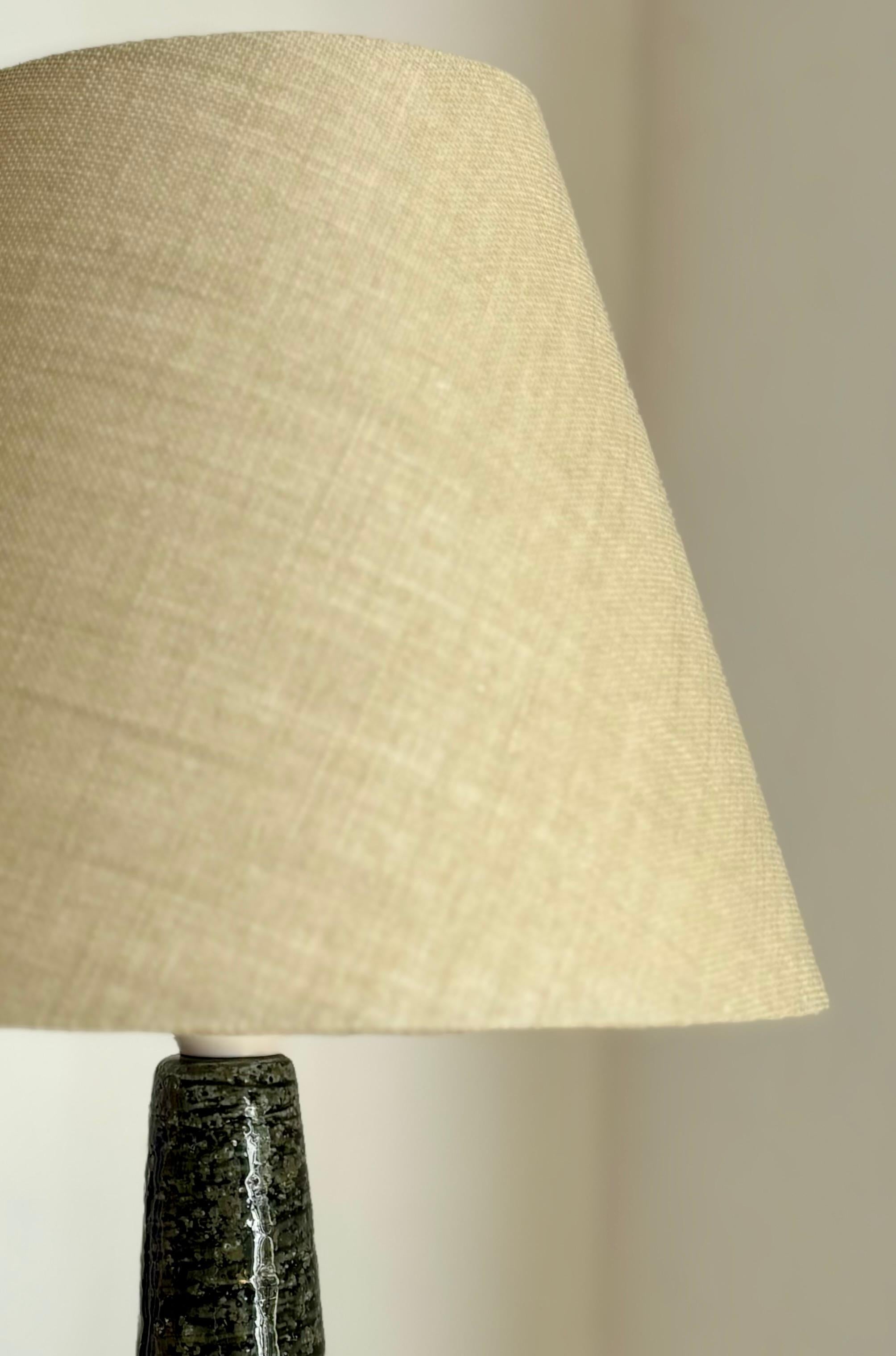 Palshus Lampe de table en grès vert mousse foncé, années 1950 en vente 1