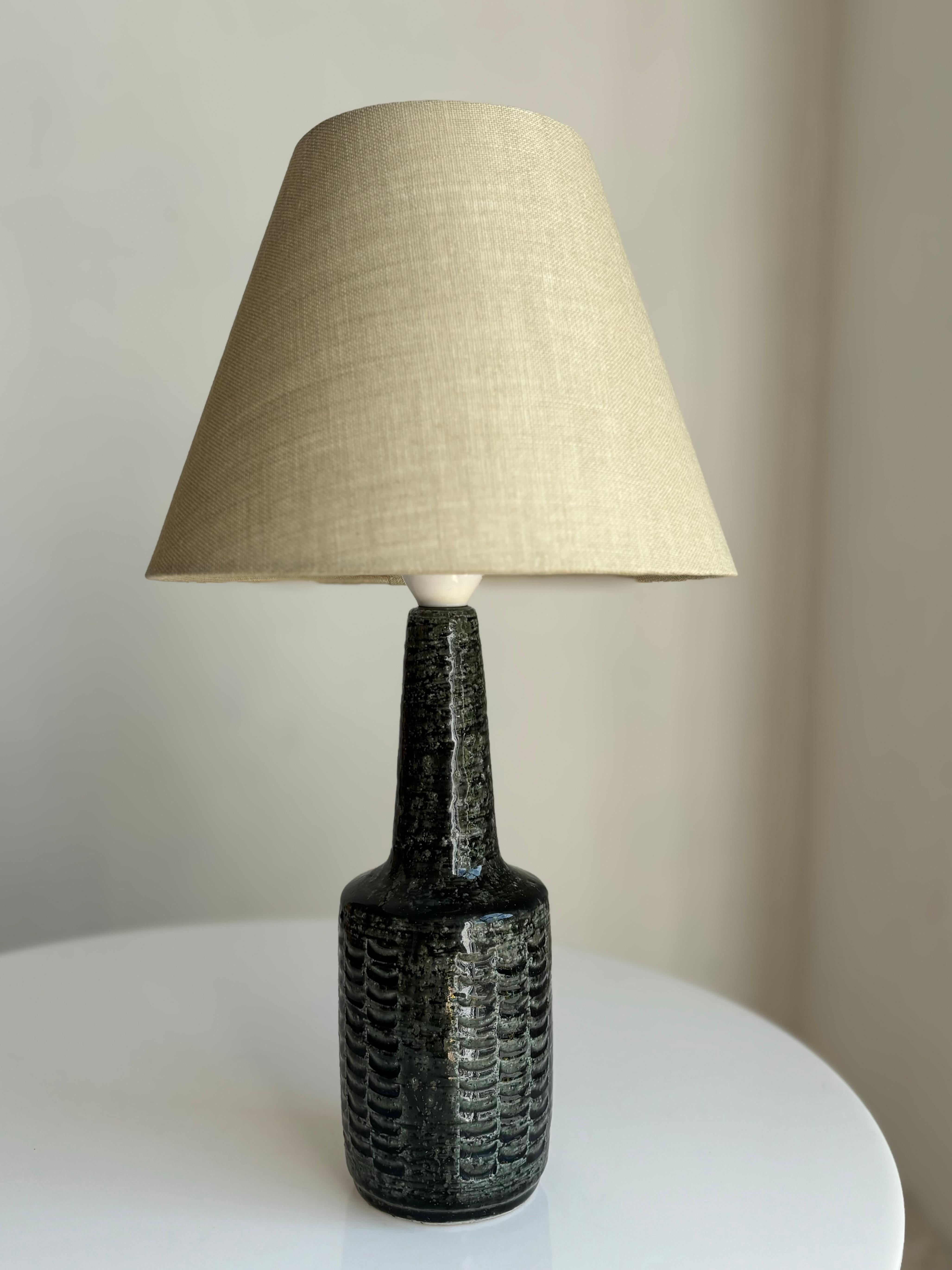 Scandinave moderne Palshus Lampe de table en grès vert mousse foncé, années 1950 en vente