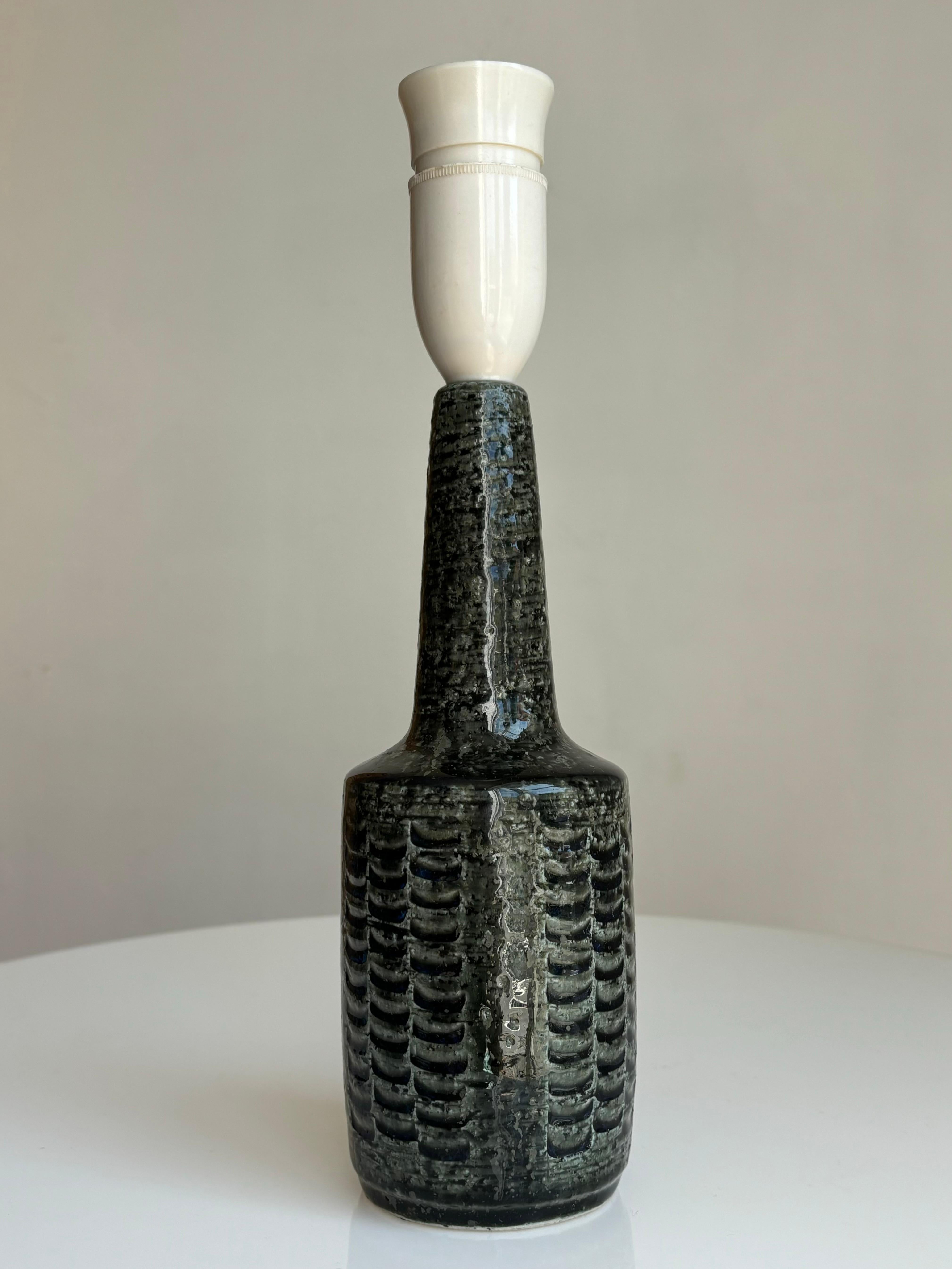 Palshus Lampe de table en grès vert mousse foncé, années 1950 Bon état - En vente à Copenhagen, DK