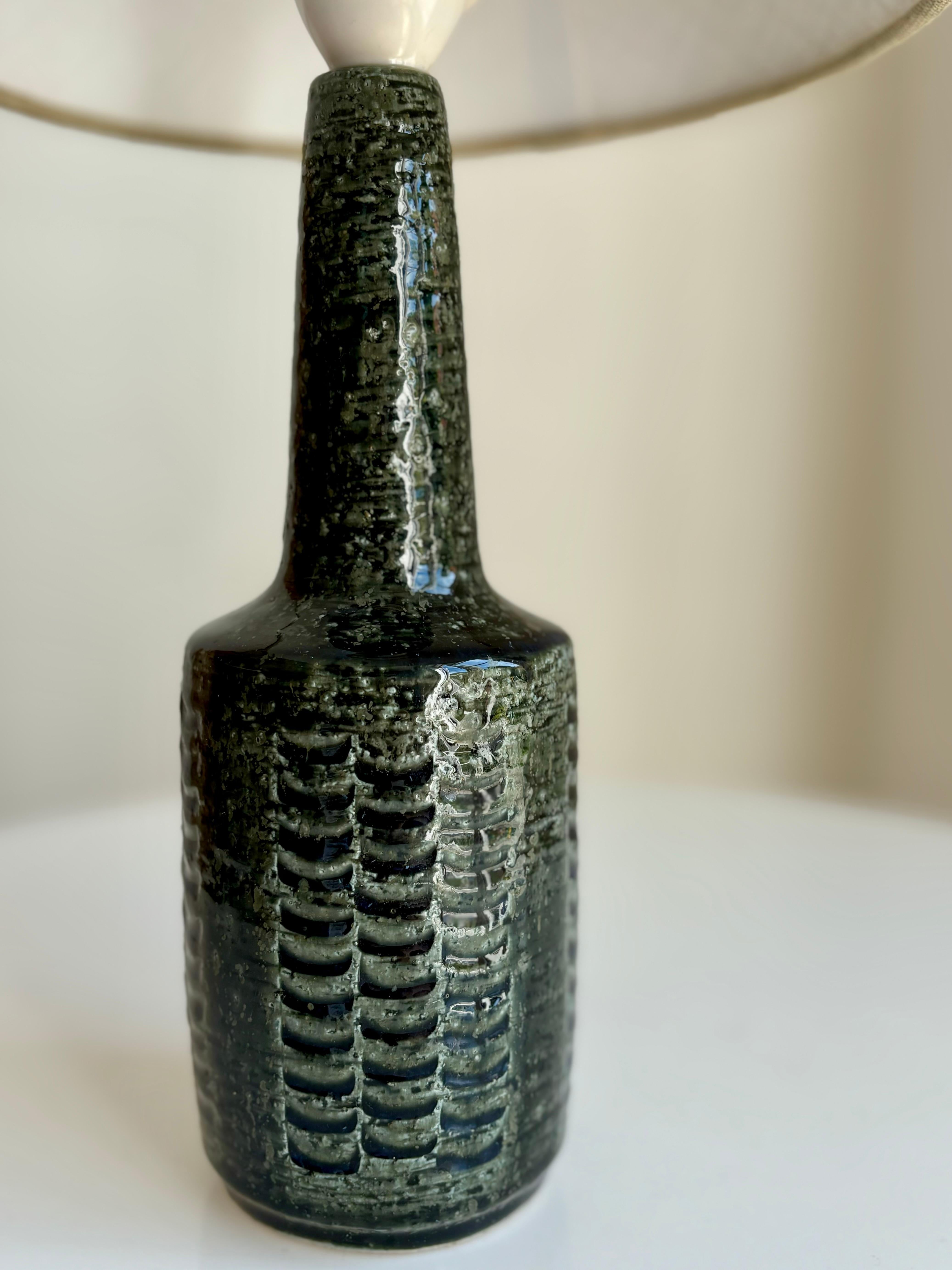 20ième siècle Palshus Lampe de table en grès vert mousse foncé, années 1950 en vente