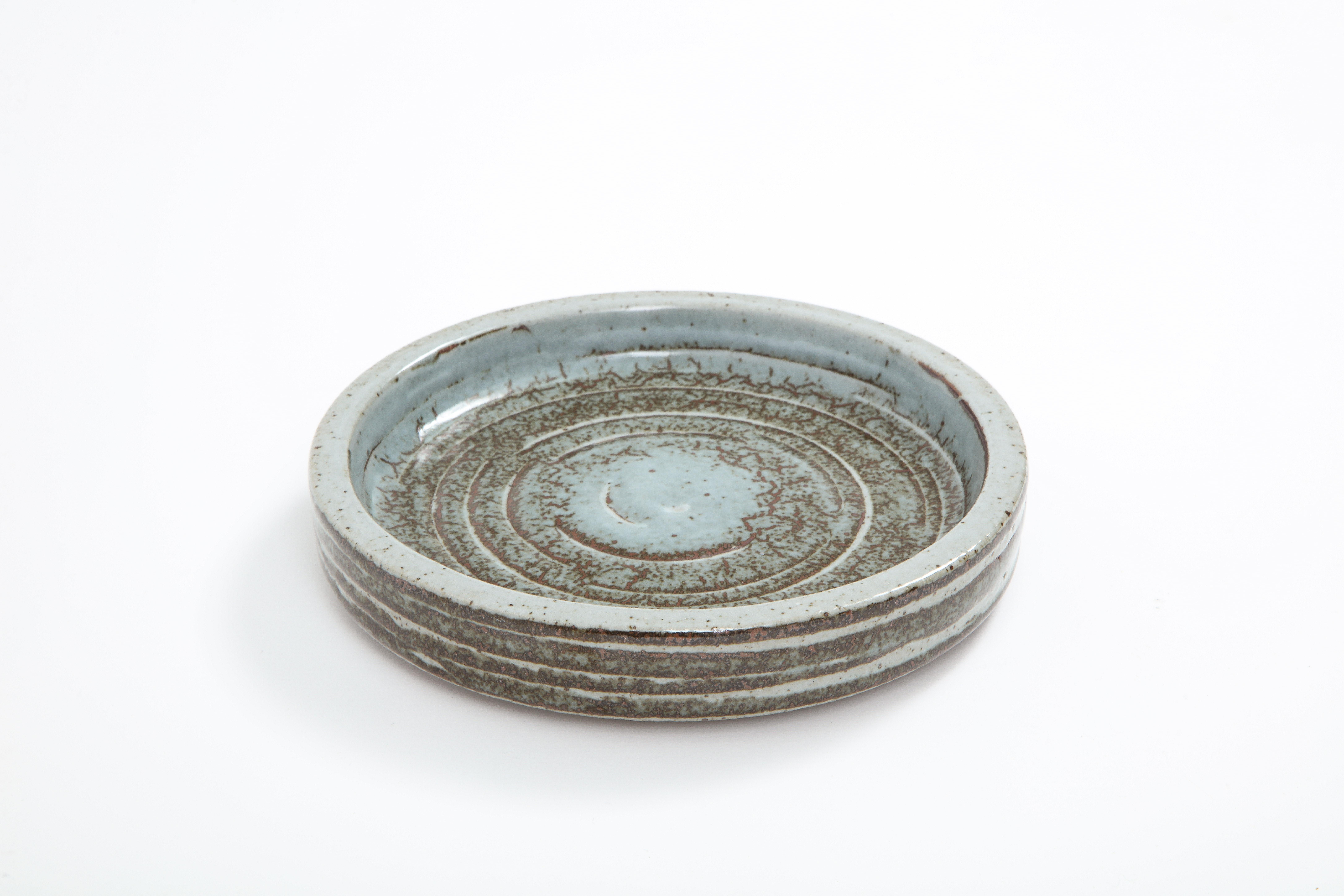 Lovely shallow dish by Per and Annelise Linnemann Schmidt (Palshus). Their studio was established in 1947 under the name of Palshus in Sengeløse, Denmark. They created simple, undecorated pottery including hand-thrown vases, bowls, ashtrays, lamp