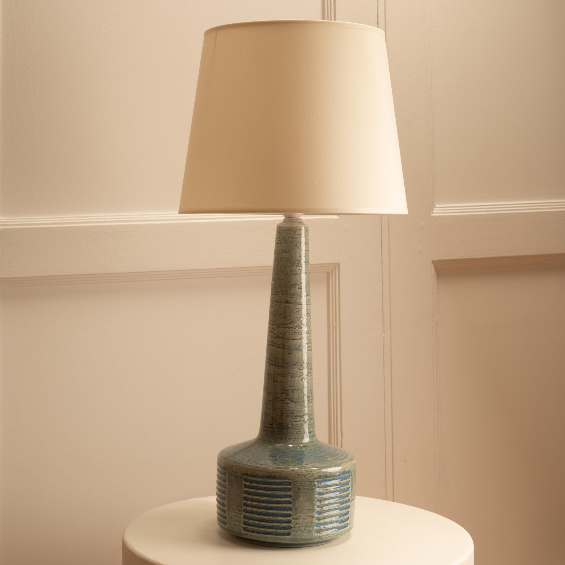 Rara lámpara de mesa danesa Palshus, de Per Linnemann-Schmidt. Palshus produce obras que utilizan técnicas de chamota. Esta lámpara está considerada en Dinamarca como las joyas de la corona.
La pantalla y el sistema eléctrico son nuevos.

El