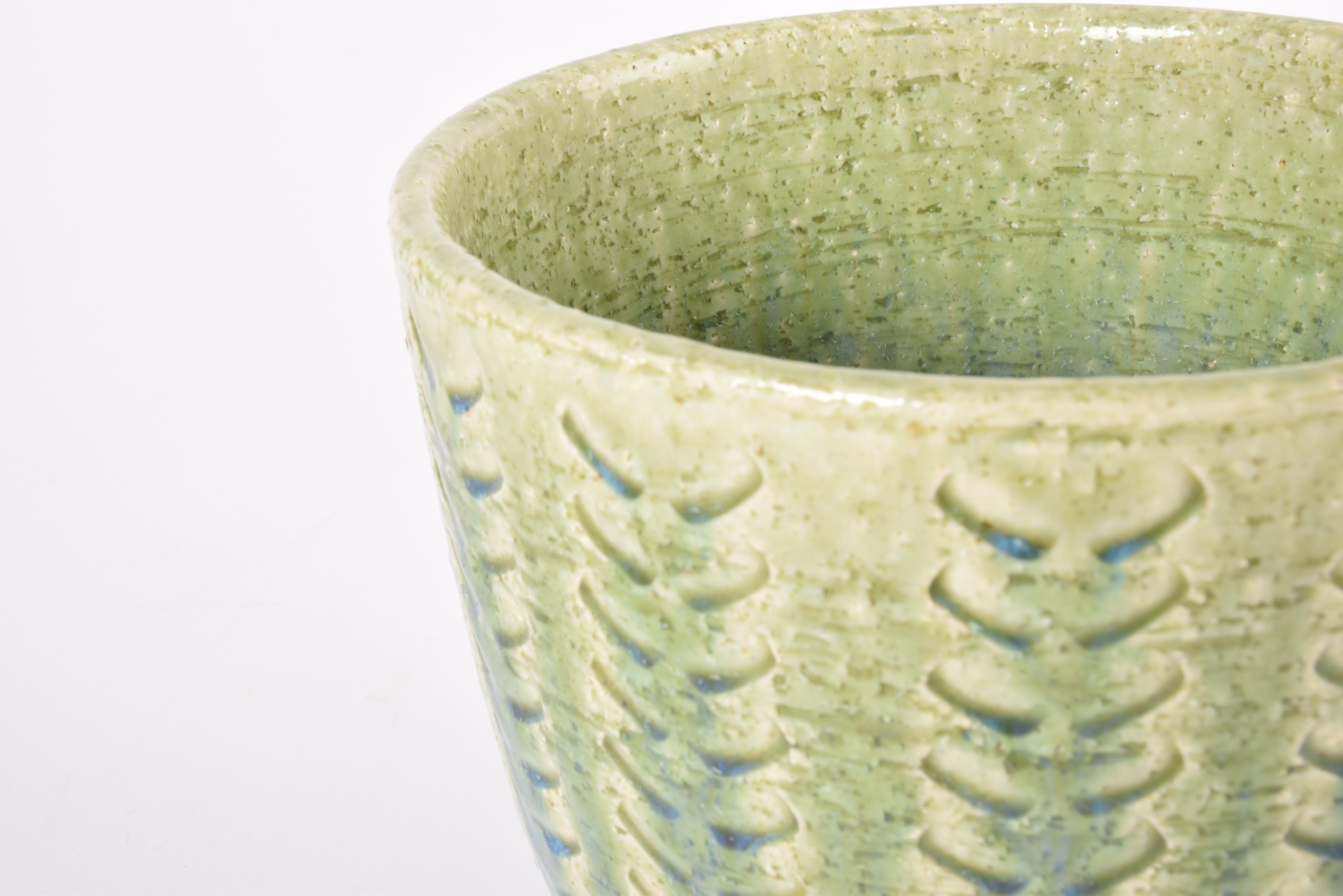 Palshus Large Flowerpot Green with Blue Chamotte Ceramic, Danish Modern 1960s en Bueno estado para la venta en Silkeborg, Silkeborg