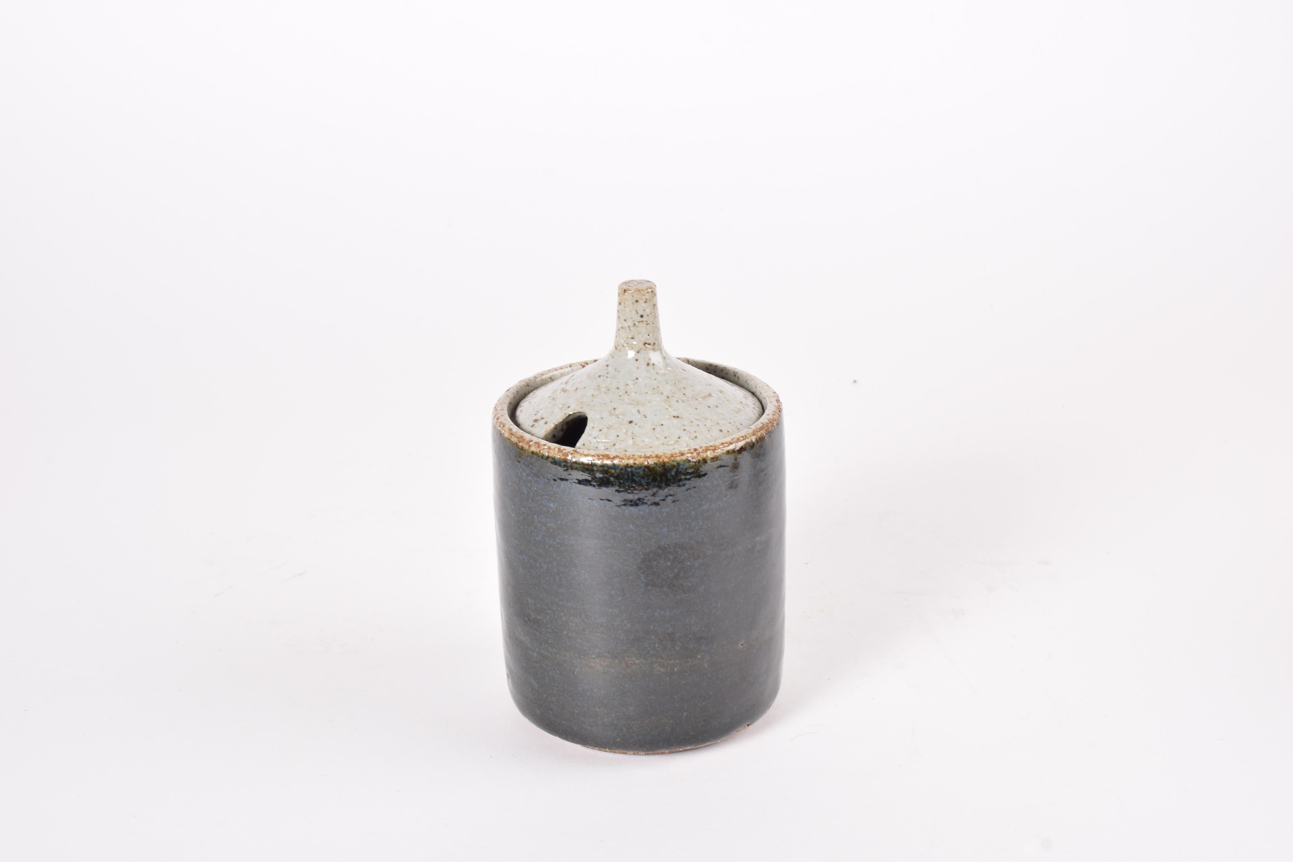 Jarra con tapa Palshus Esmalte azul oscuro de Per Linnemann-Schmidt Cerámica danesa 1960 Escandinavo moderno en venta