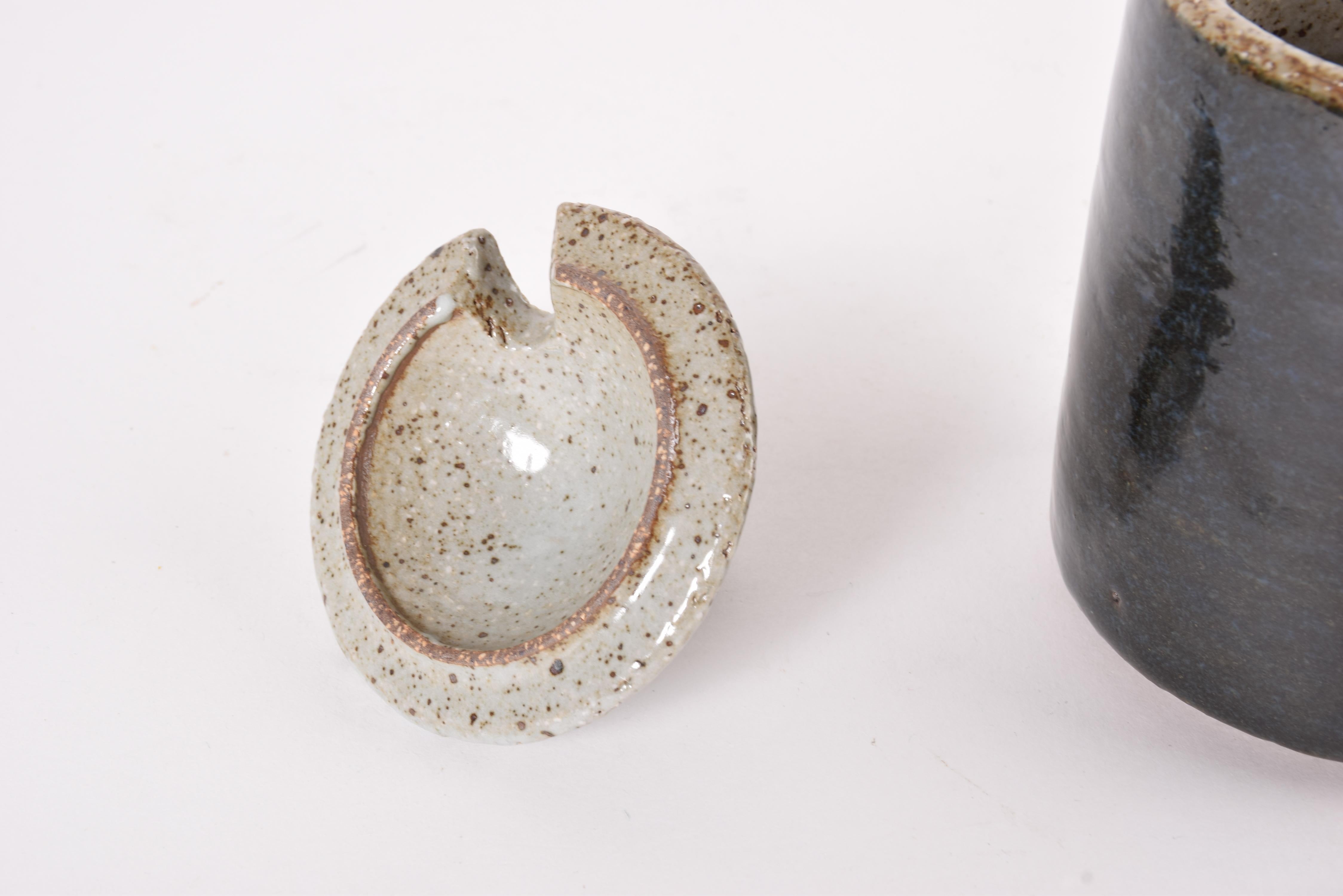Jarra con tapa Palshus Esmalte azul oscuro de Per Linnemann-Schmidt Cerámica danesa 1960 Cerámico en venta