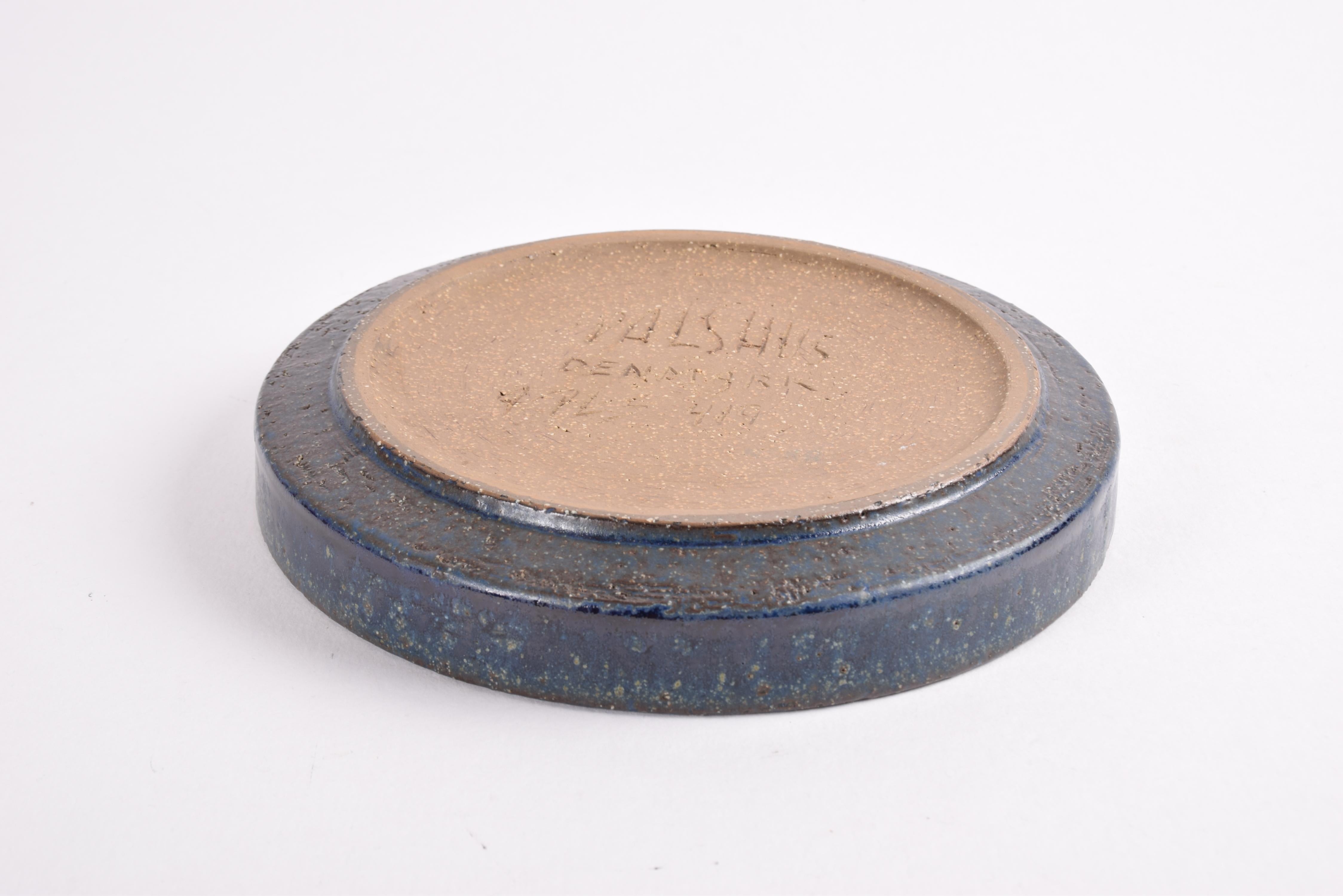 Palshus Low Round Bowl Dish with Dark Blue Glaze, Danish Modern Ceramic 1960s en venta 2
