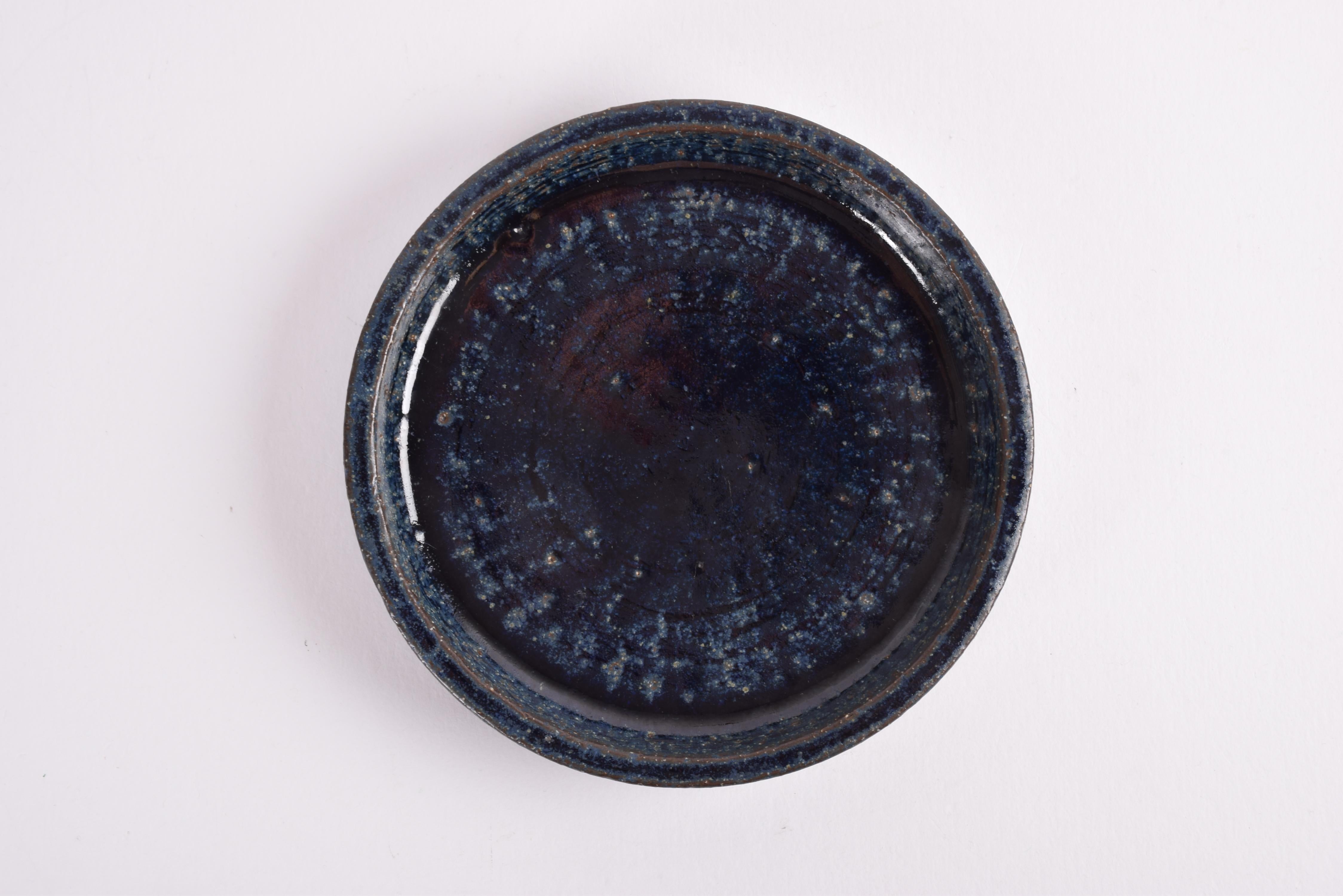 Palshus Low Round Bowl Dish with Dark Blue Glaze, Danish Modern Ceramic 1960s Escandinavo moderno en venta