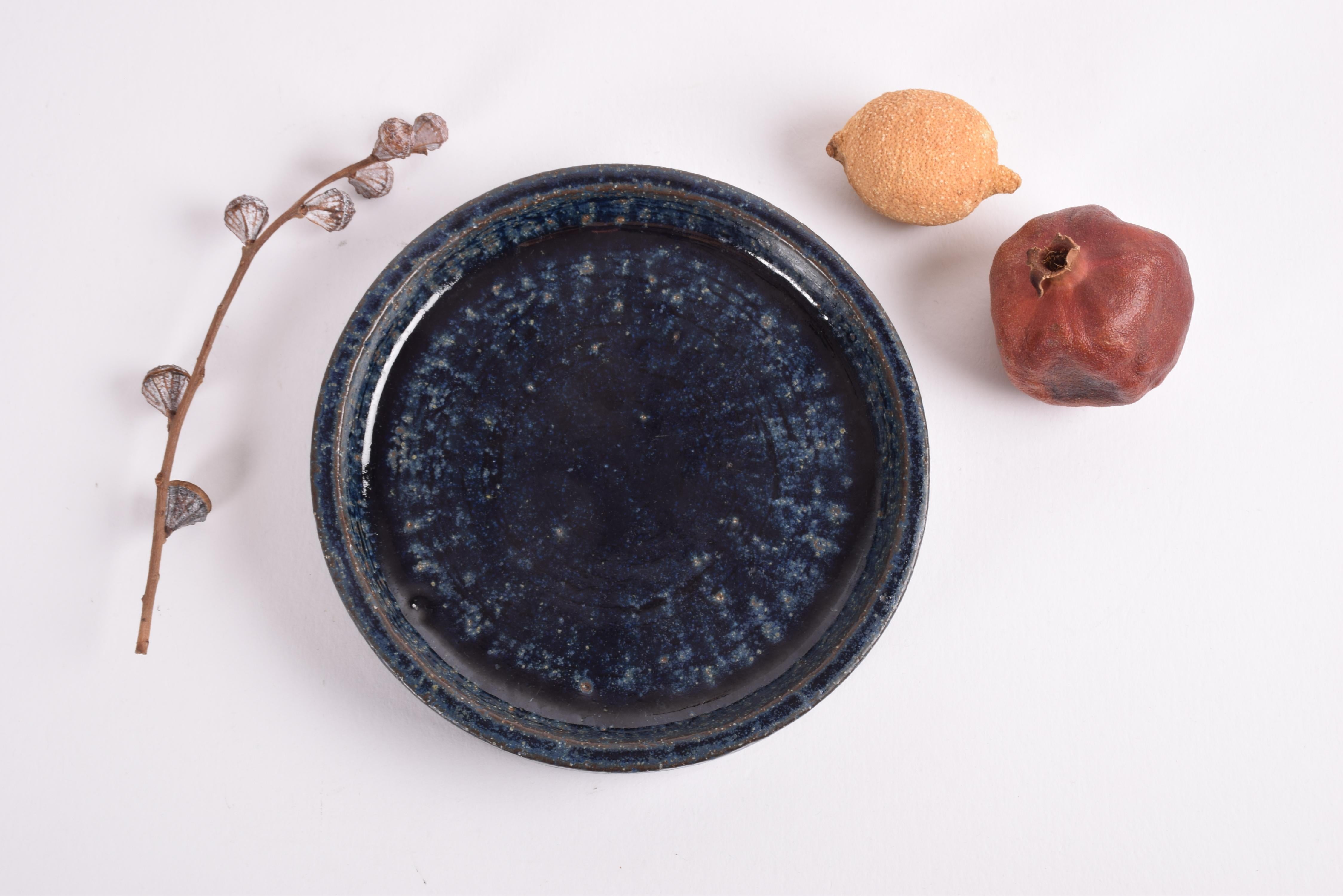 Palshus Low Round Bowl Dish with Dark Blue Glaze, Danish Modern Ceramic 1960s Danés en venta