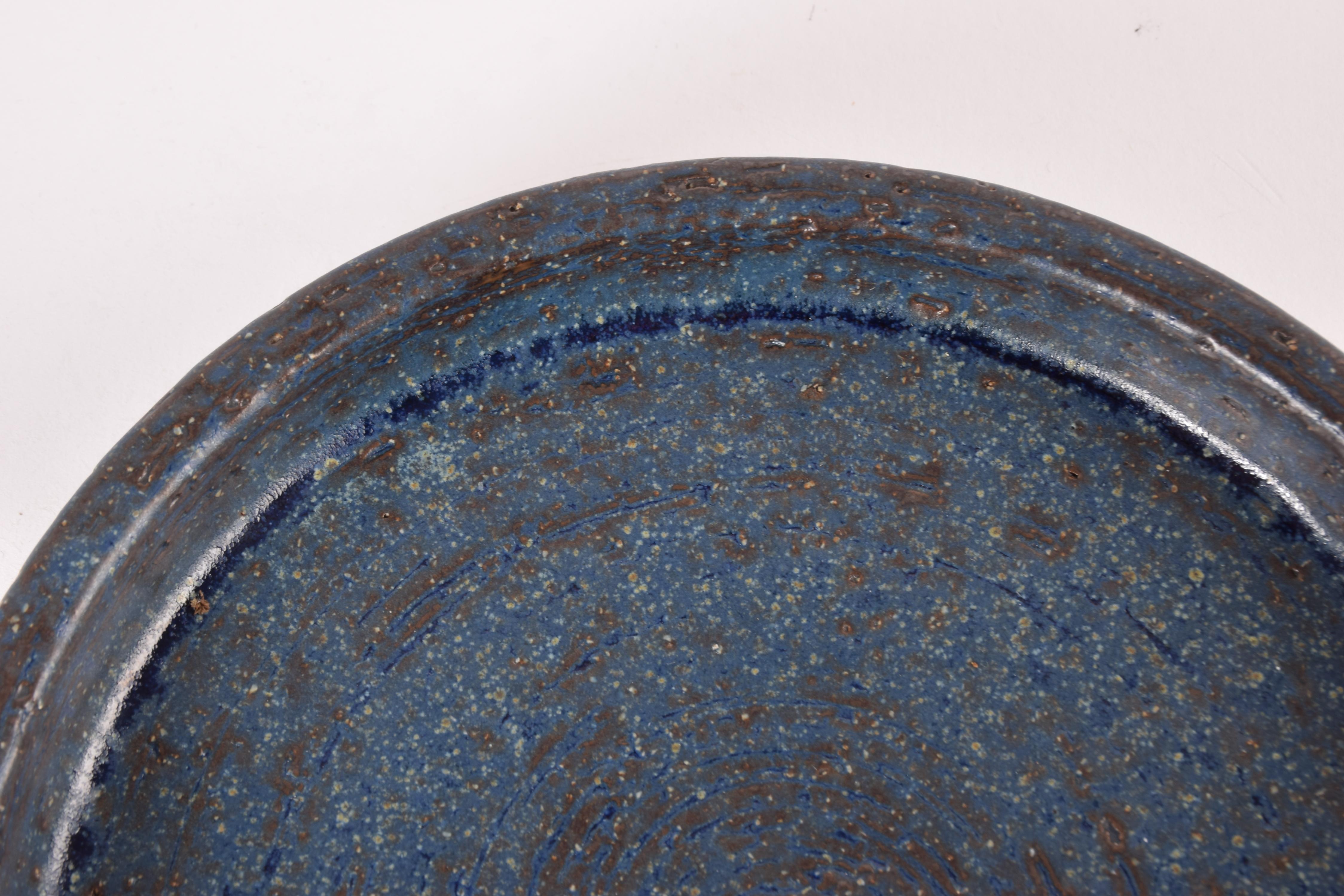 Palshus Low Round Bowl Dish with Dark Blue Glaze, Danish Modern Ceramic 1960s In Good Condition For Sale In Aarhus C, DK