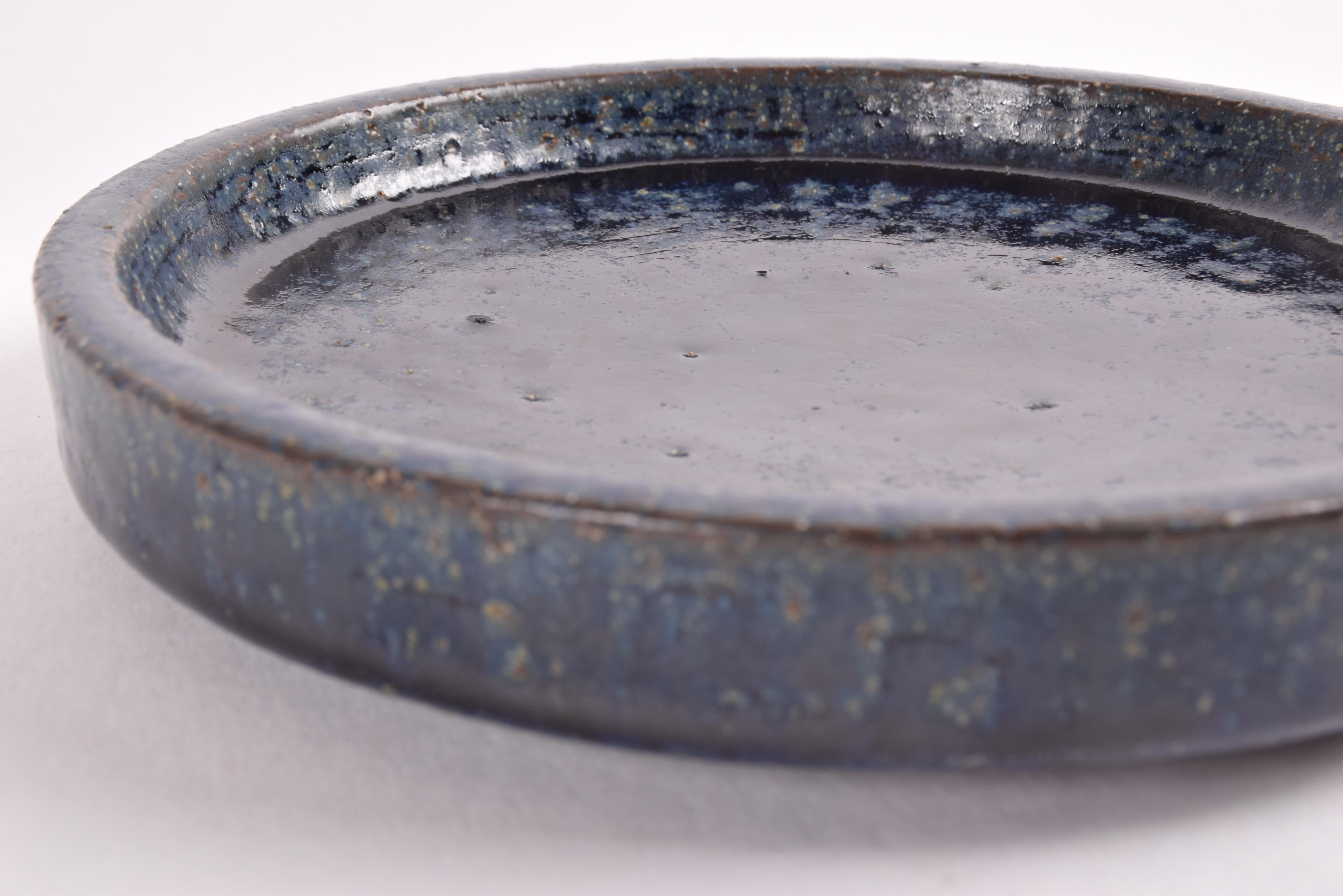 Palshus Low Round Bowl Dish with Dark Blue Glaze, Danish Modern Ceramic 1960s Glaseado en venta