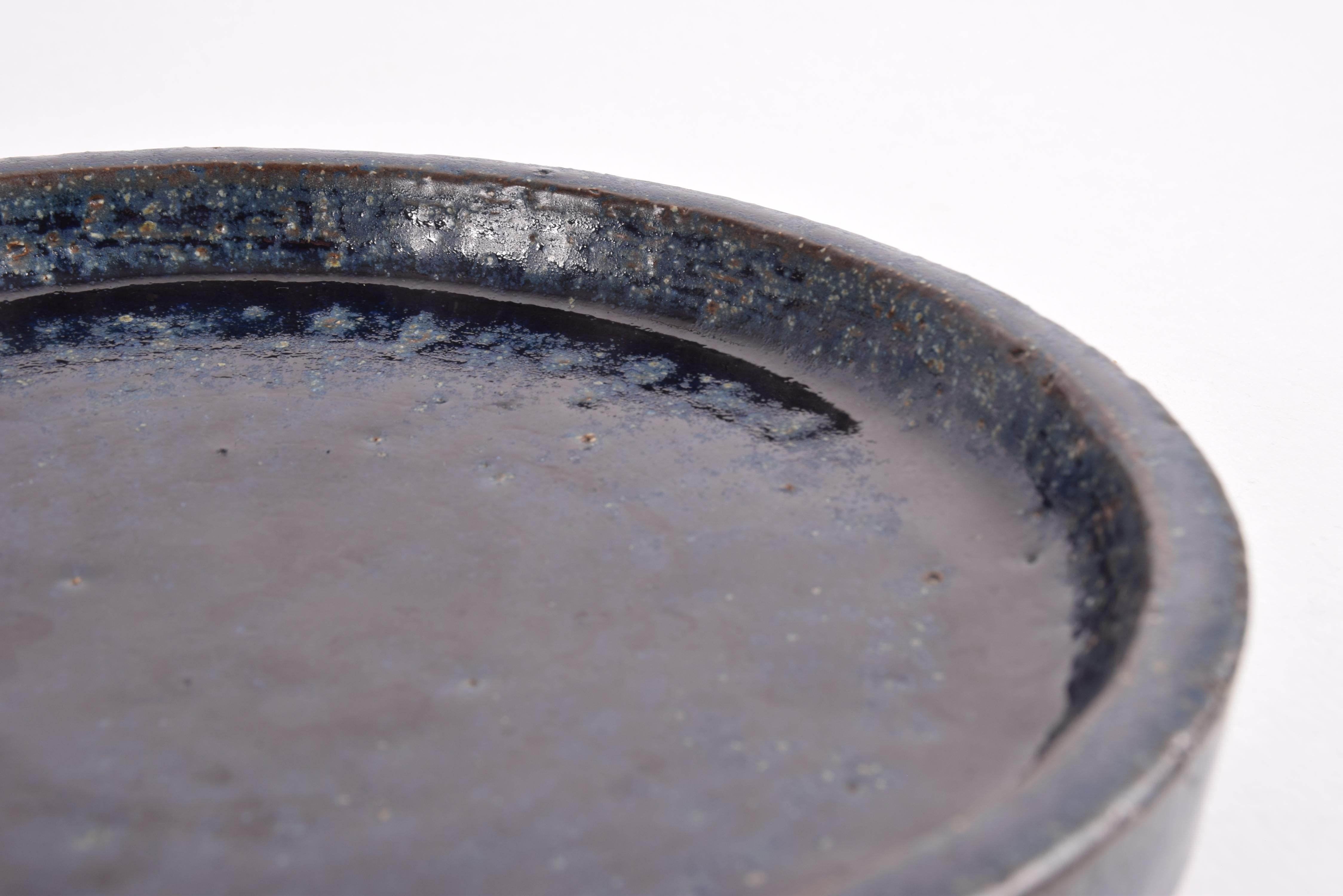 Palshus Low Round Bowl Dish with Dark Blue Glaze, Danish Modern Ceramic 1960s en Bueno estado para la venta en Silkeborg, Silkeborg