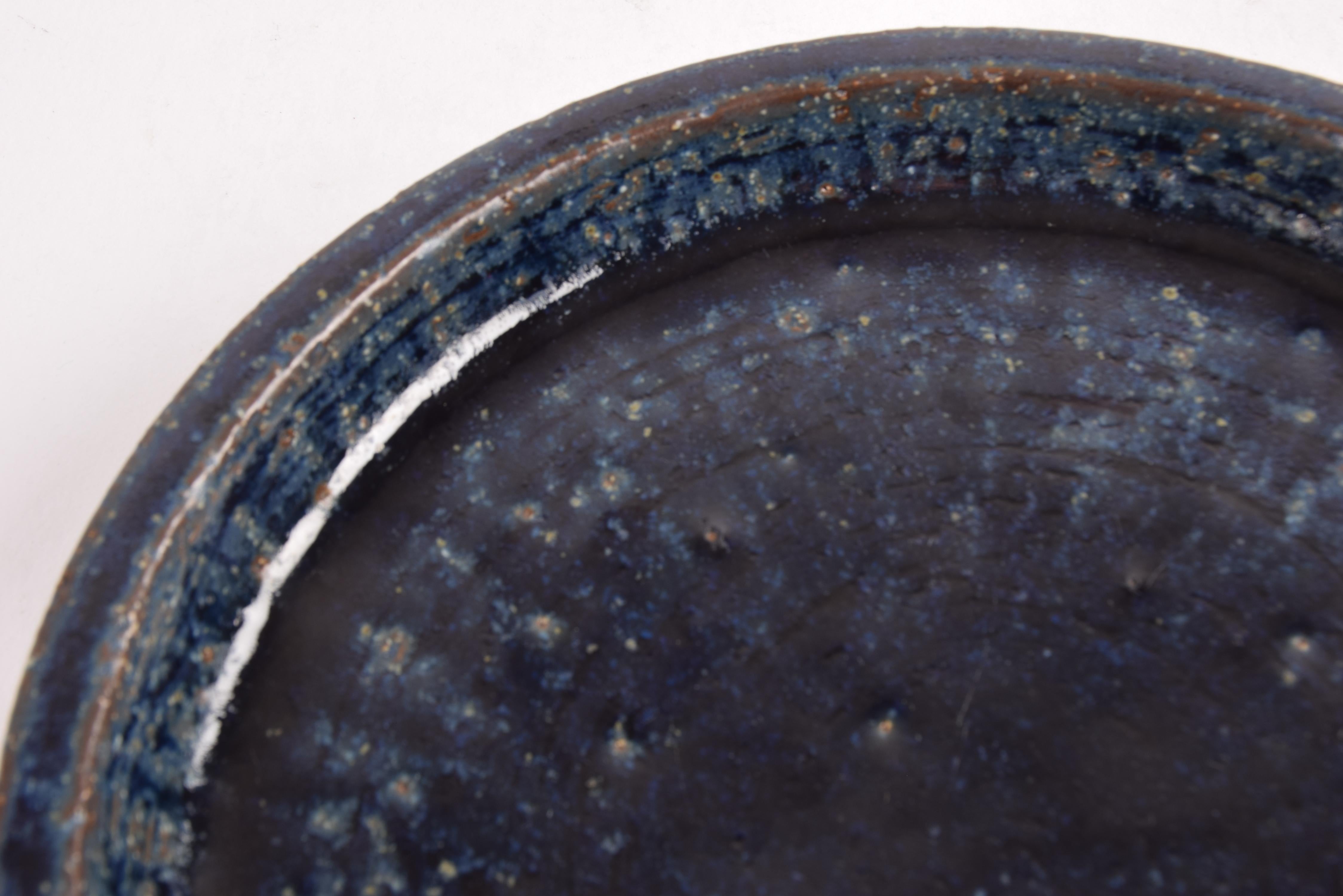 Palshus Low Round Bowl Dish with Dark Blue Glaze, Danish Modern Ceramic 1960s mediados del siglo XX en venta