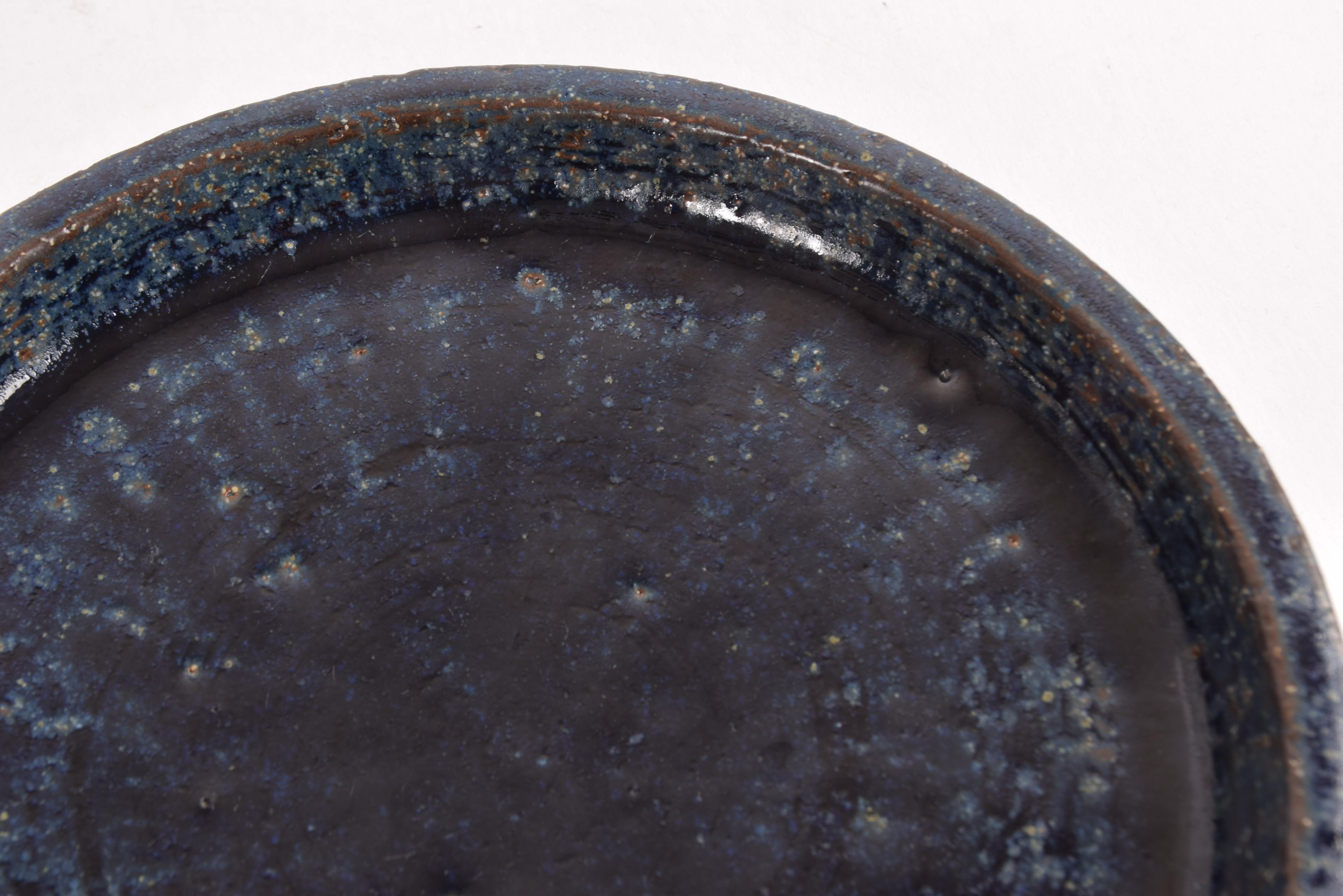Palshus Low Round Bowl Dish with Dark Blue Glaze, Danish Modern Ceramic 1960s Cerámico en venta