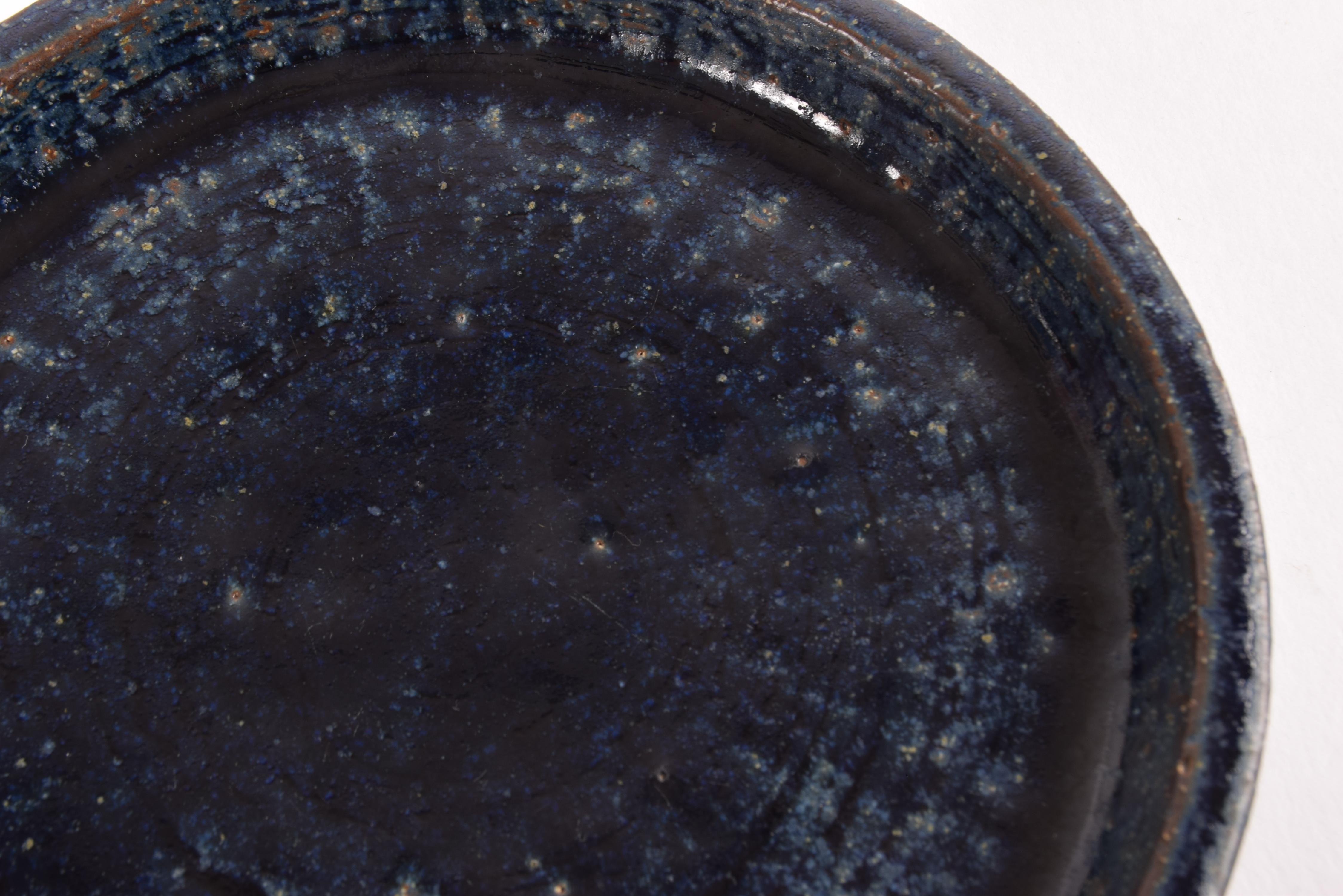 Palshus Low Round Bowl Dish with Dark Blue Glaze, Danish Modern Ceramic 1960s en venta 1