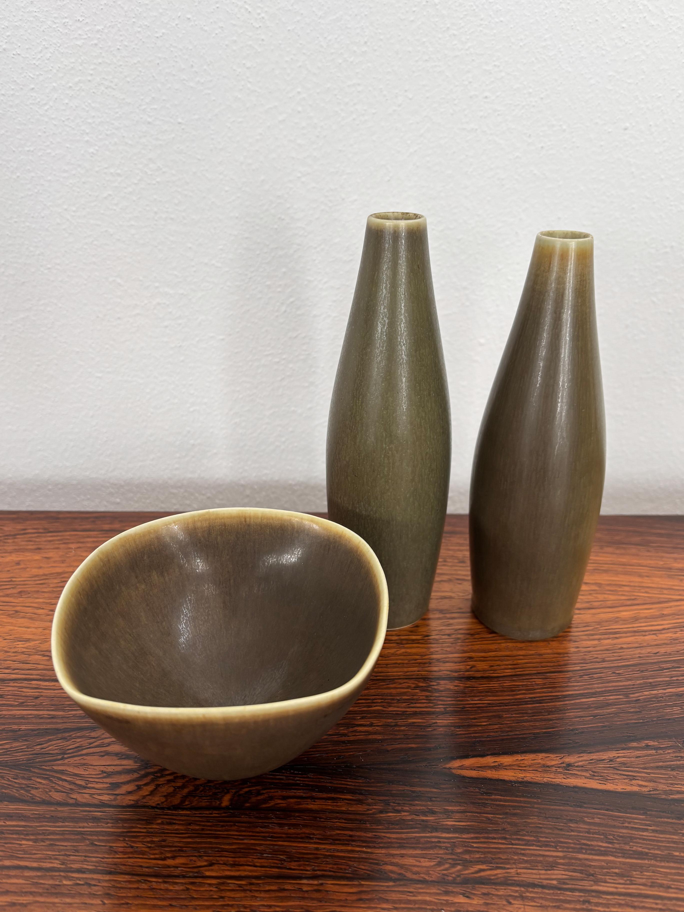 Scandinavo  vasi e ciotola in gres di design moderno di metà secolo disegnati da Per Linnemann-Schmidt e prodotti nel suo laboratorio Palshus in Danimarca con smalto opaco e marchio inciso sul fondo, Danimarca, circa 1960.

dimensioni da