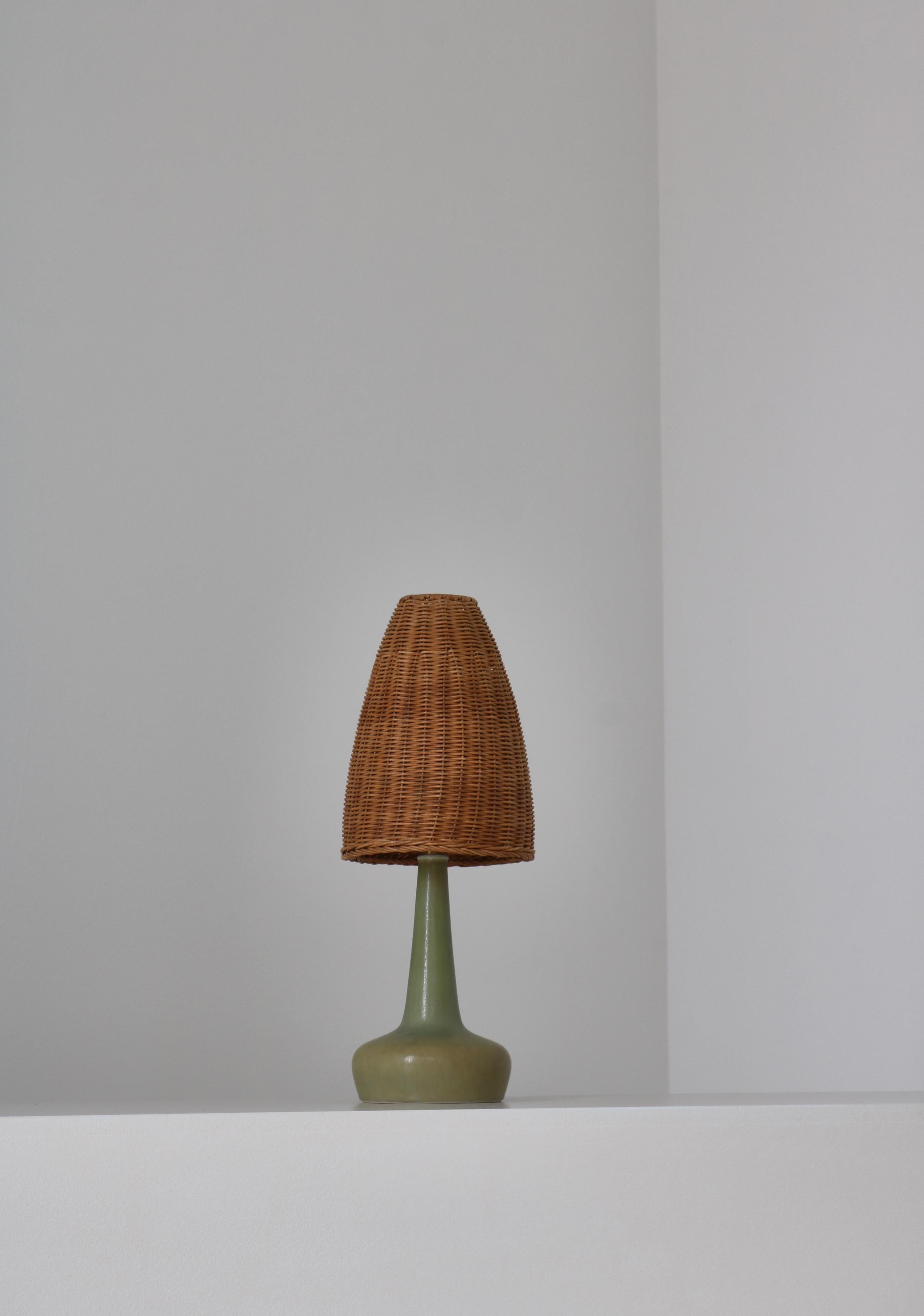 Lampe de table en grès Palshus avec abat-jour en osier, Danemark par Esben Klint, années 1970 en vente 1