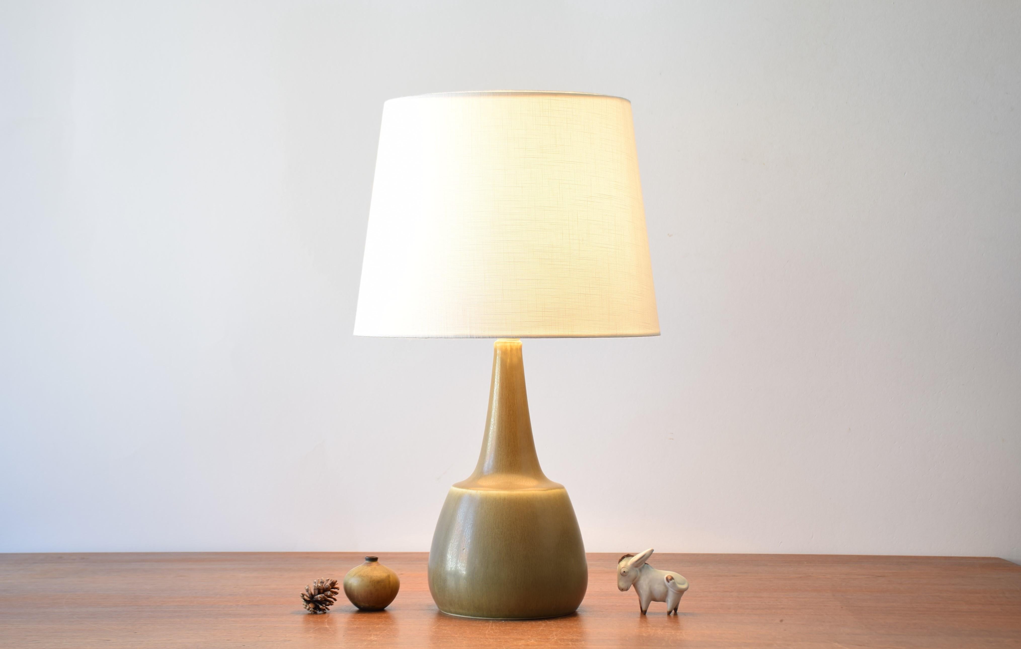 Midcentury Tischlampe von Danish Palshus mit olivgrüner / khakifarbener Hasenfellglasur.
Die Leuchte wurde von Per Linnemann-Schmidt entworfen und in den 1960er Jahren hergestellt.

Dazu gehört auch ein neuer, in Dänemark entworfener