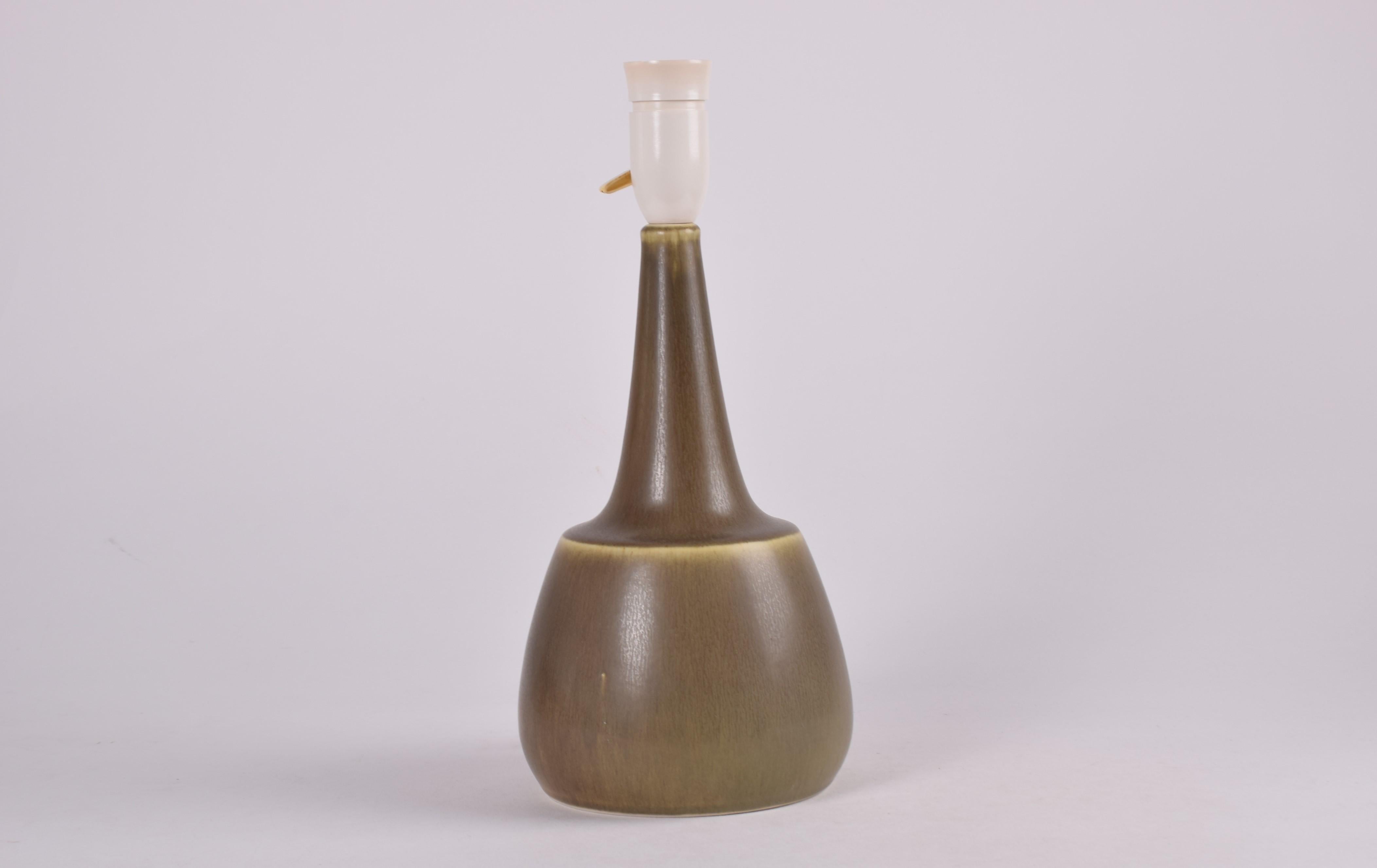 Palshus Tischlampe Olivgrün Hasenfellglasur mit Lampenschirm Danish Modern 1960s (Skandinavische Moderne)