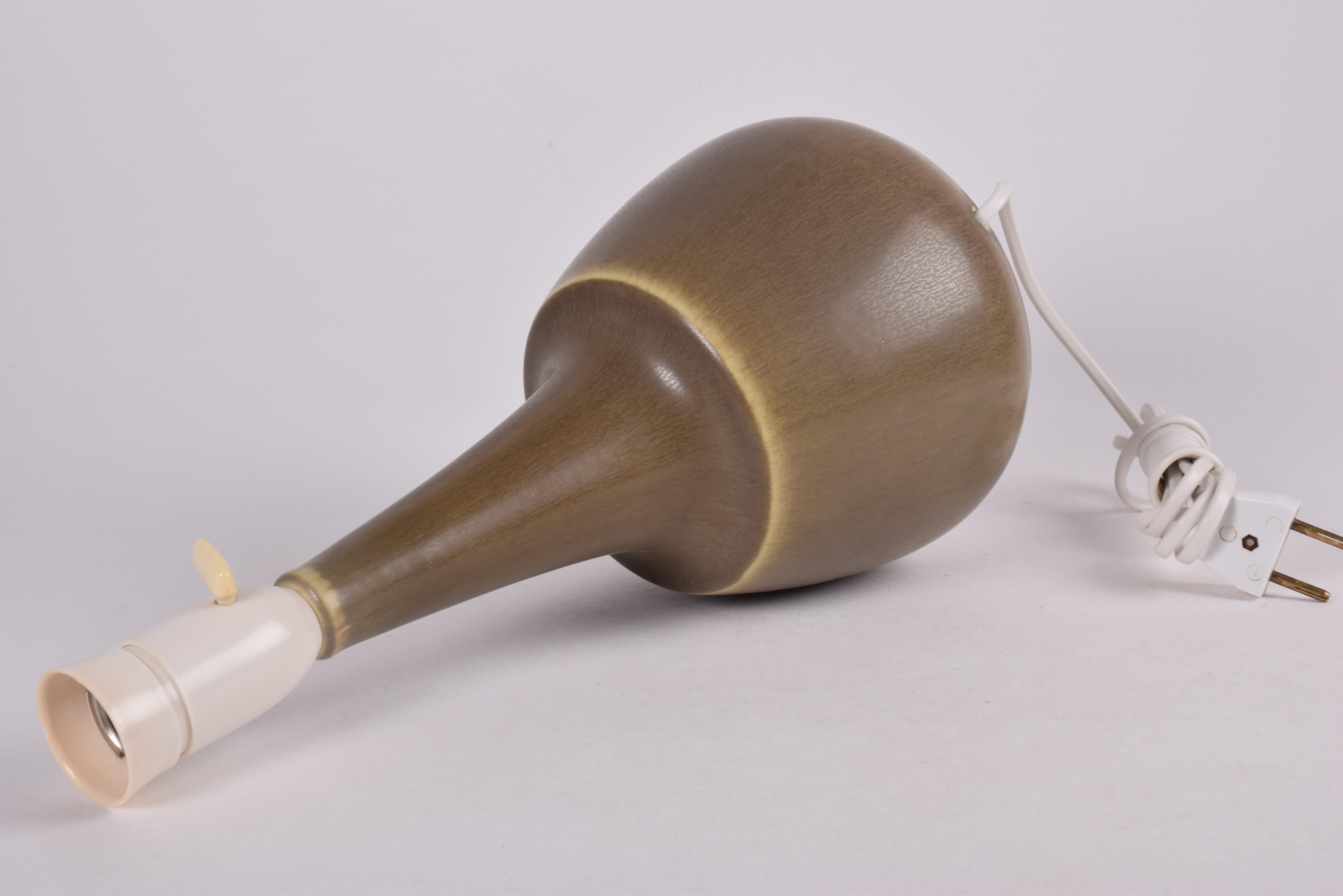 Palshus Tischlampe Olivgrün Hasenfellglasur mit Lampenschirm Danish Modern 1960s (Mitte des 20. Jahrhunderts)