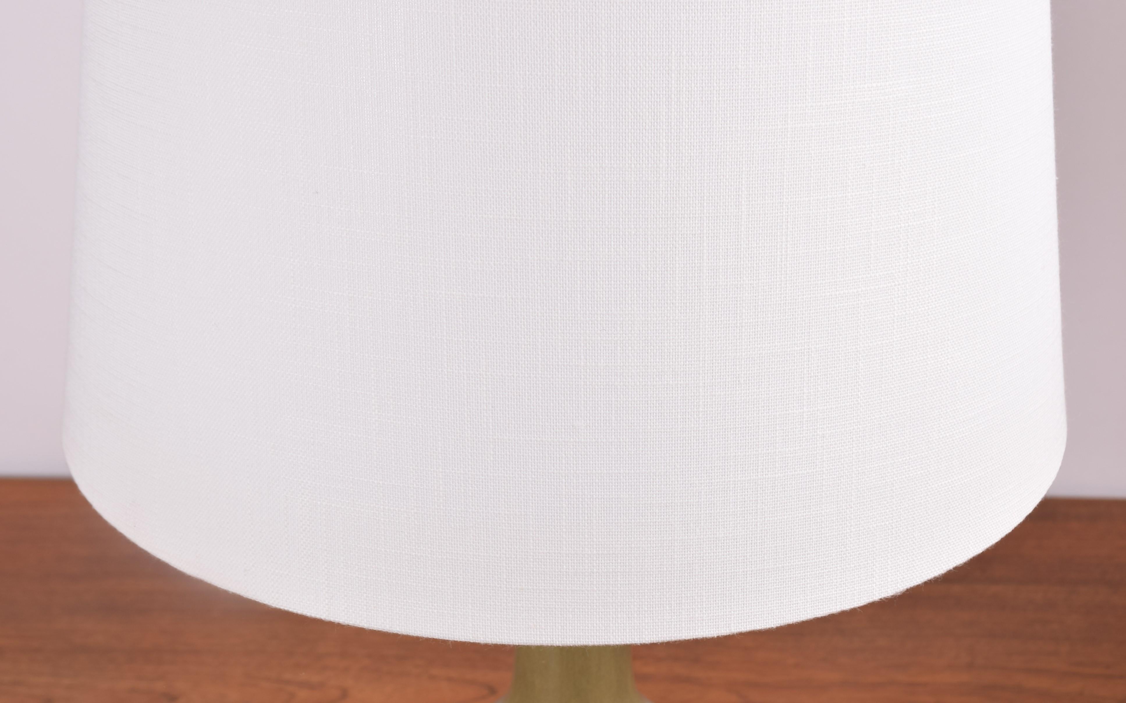 Palshus Tischlampe Olivgrün Hasenfellglasur mit Lampenschirm Danish Modern 1960s 1