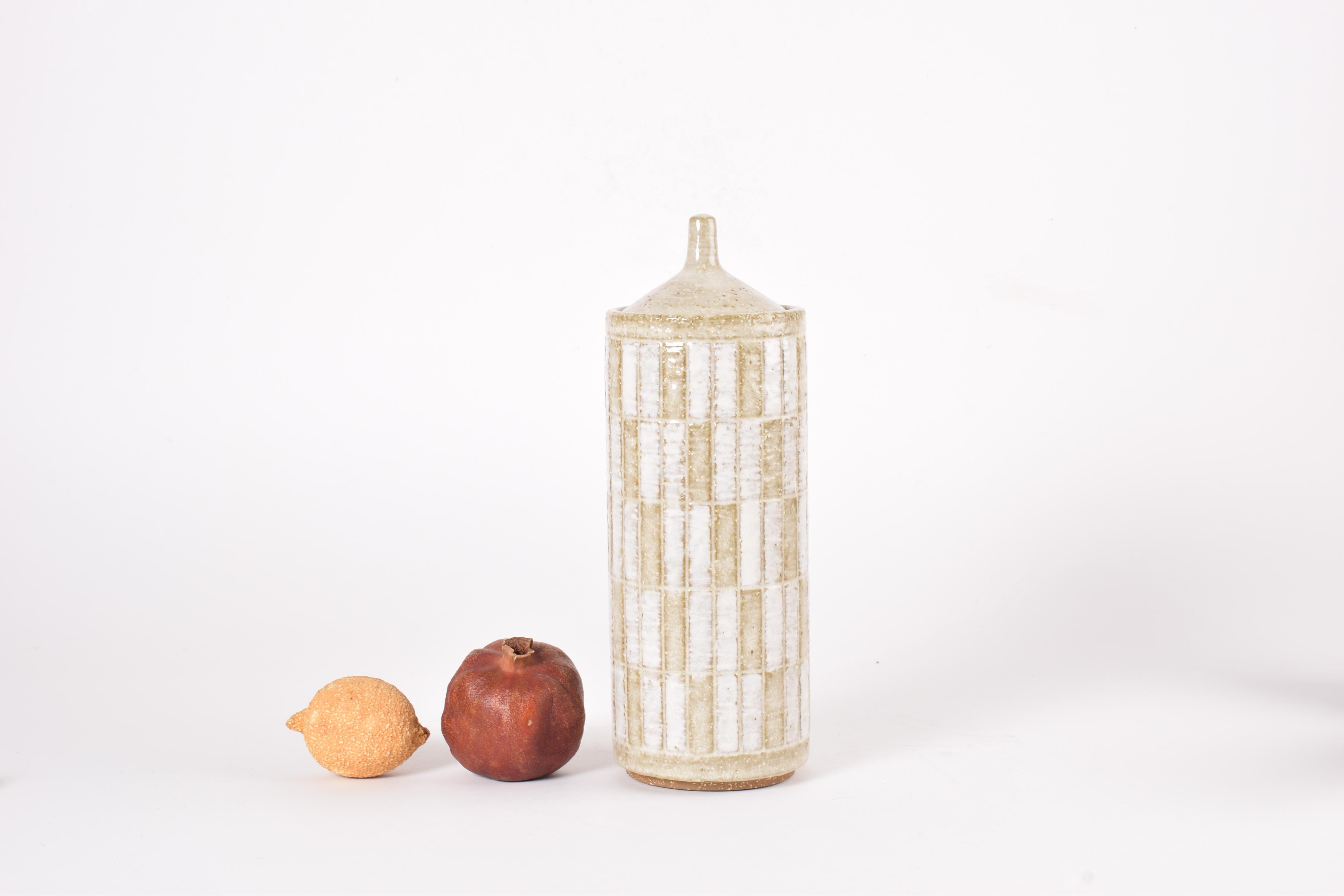 Vaso con coperchio alto molto raro da trovare, realizzato da Per Linnemann-Schmidt per lo Studio A. Schmidt in Danimarca. Realizzato intorno agli anni '60.

È realizzata con argilla chamotte che conferisce una superficie ruvida e vivace. Ha uno