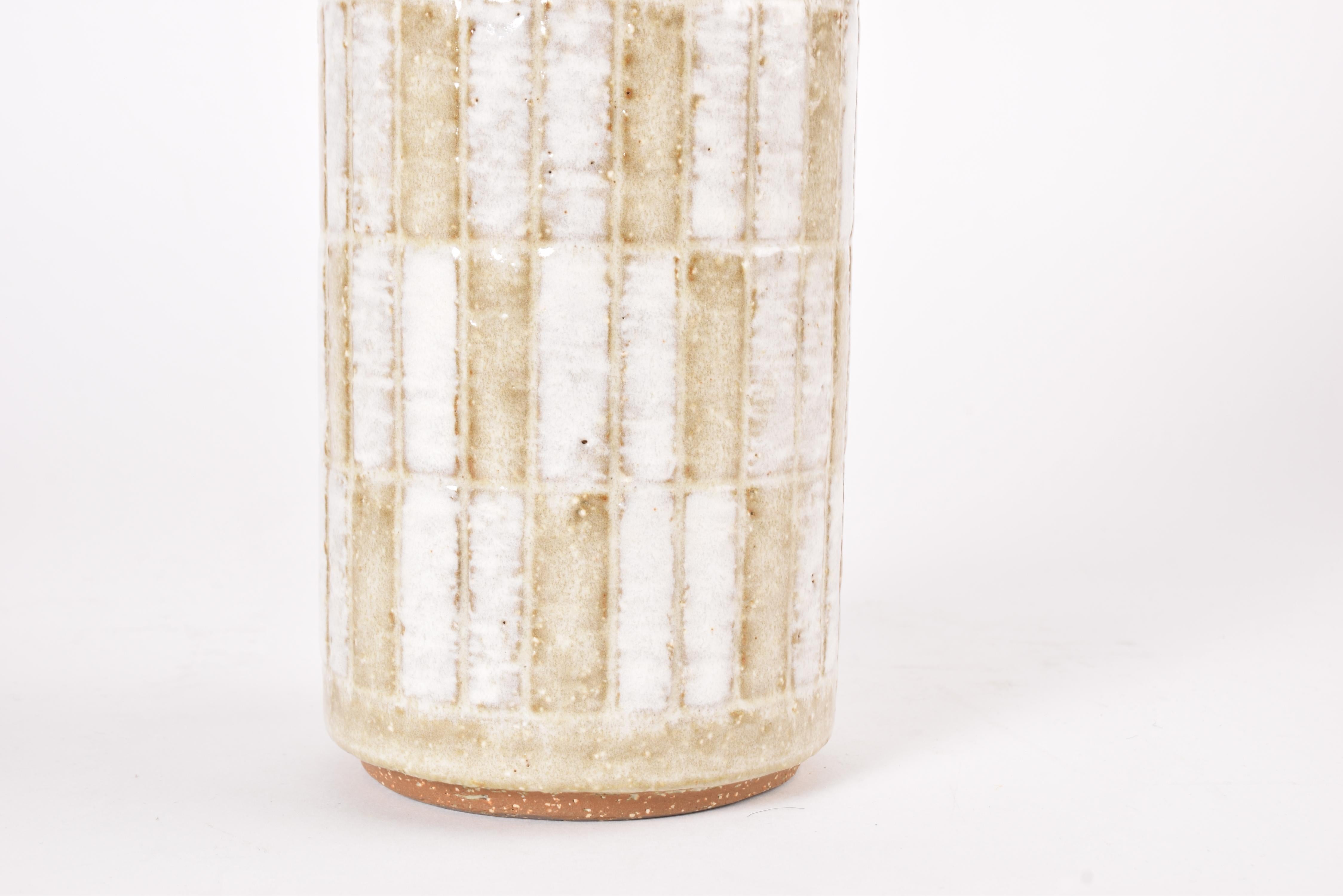 Scandinavo moderno Barattolo con coperchio alto Palshus Beige White di Per Linnemann-Schmidt Ceramica danese 1960 in vendita