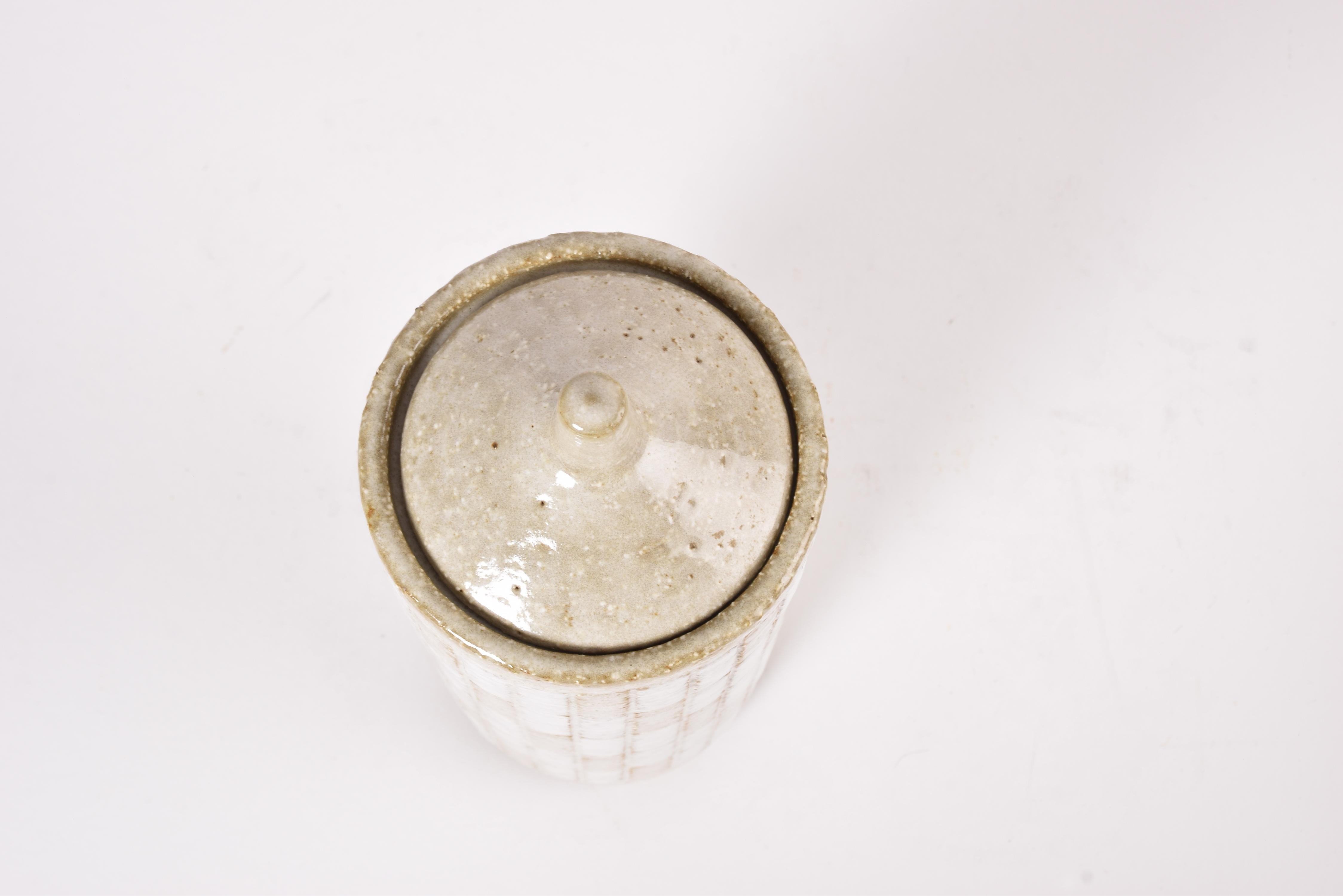 Barattolo con coperchio alto Palshus Beige White di Per Linnemann-Schmidt Ceramica danese 1960 In condizioni buone in vendita a Silkeborg, Silkeborg