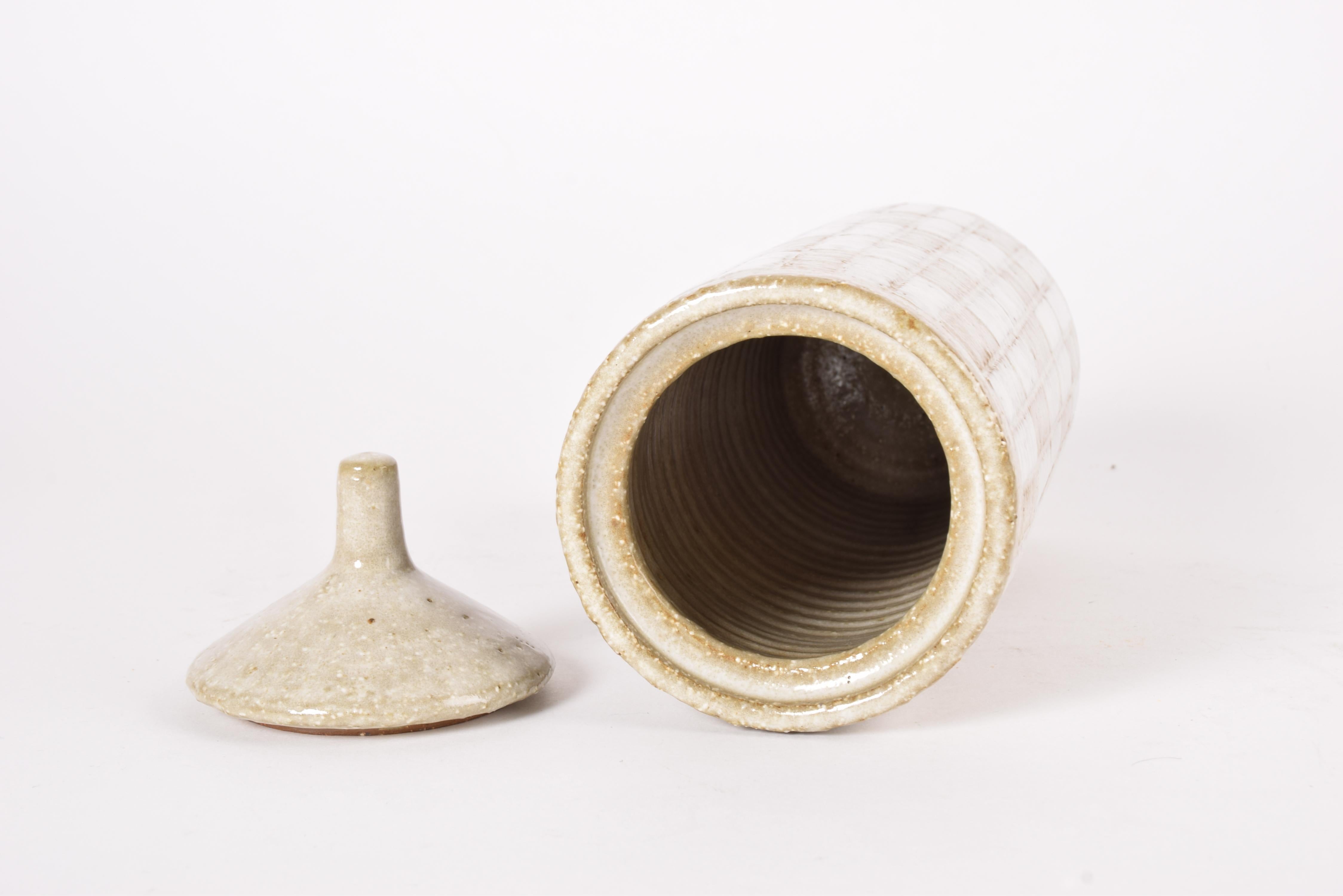 Metà XX secolo Barattolo con coperchio alto Palshus Beige White di Per Linnemann-Schmidt Ceramica danese 1960 in vendita