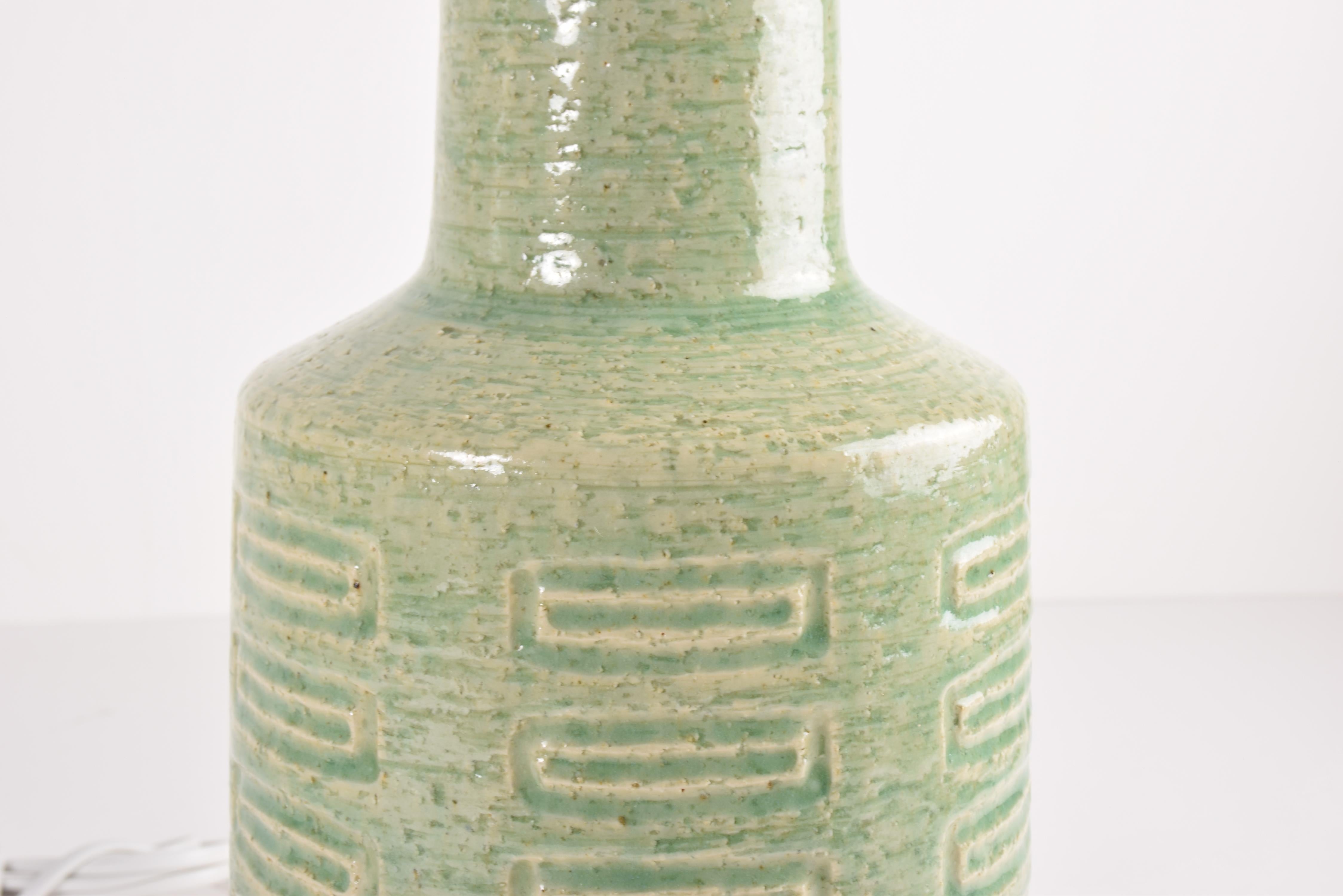 Palshus Sehr hohe Keramik-Tischlampe mit grüner Glasur, dänisch Midcentury Modern 1960er Jahre (Mitte des 20. Jahrhunderts) im Angebot