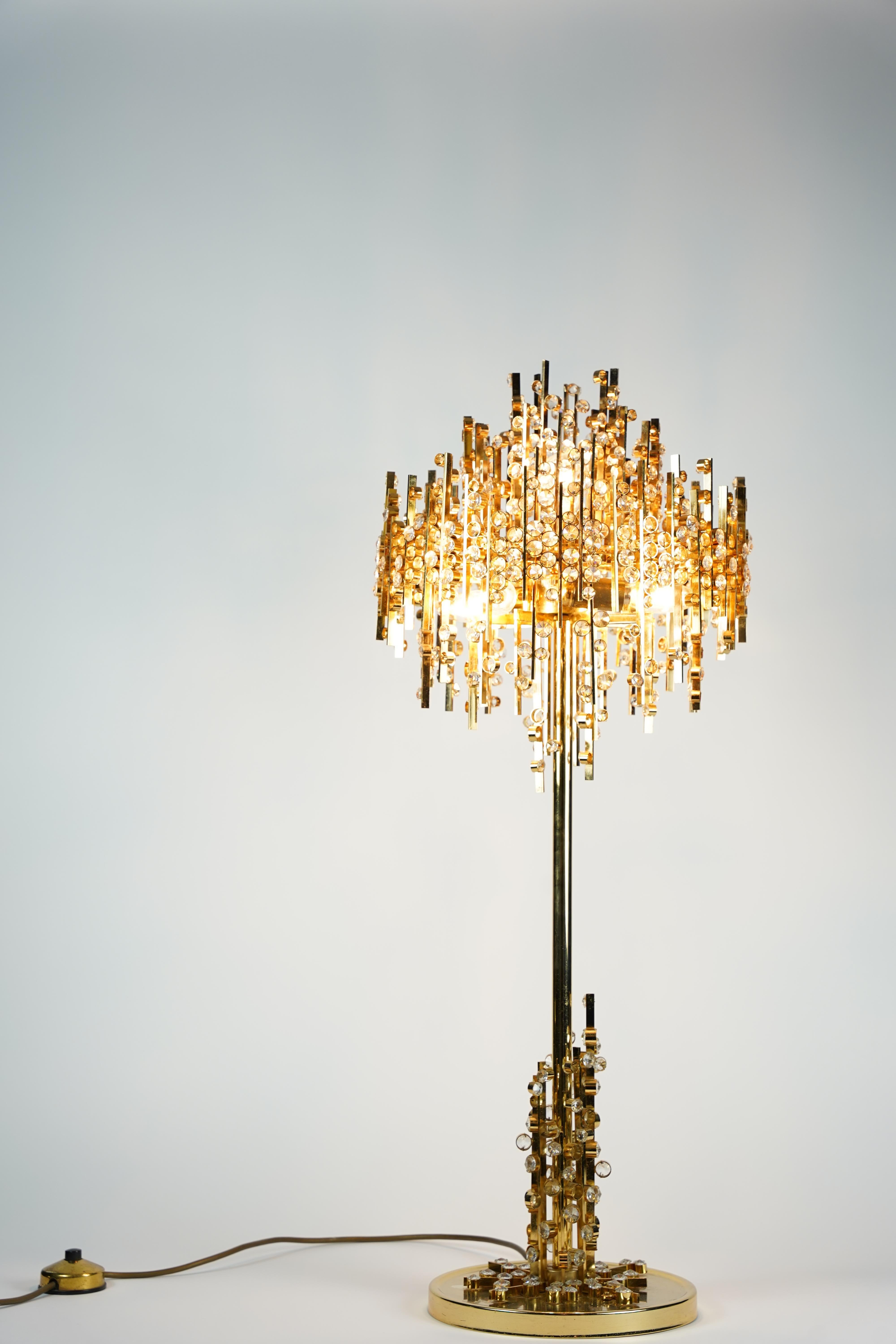 Lampe Palwa en métal doré avec sertissage en or de nombreux cristaux taillés en diamant par Palwa 1970 Autriche.
Peut être utilisé comme lampadaire ou comme lampe de table.
5 prises candélabres.
