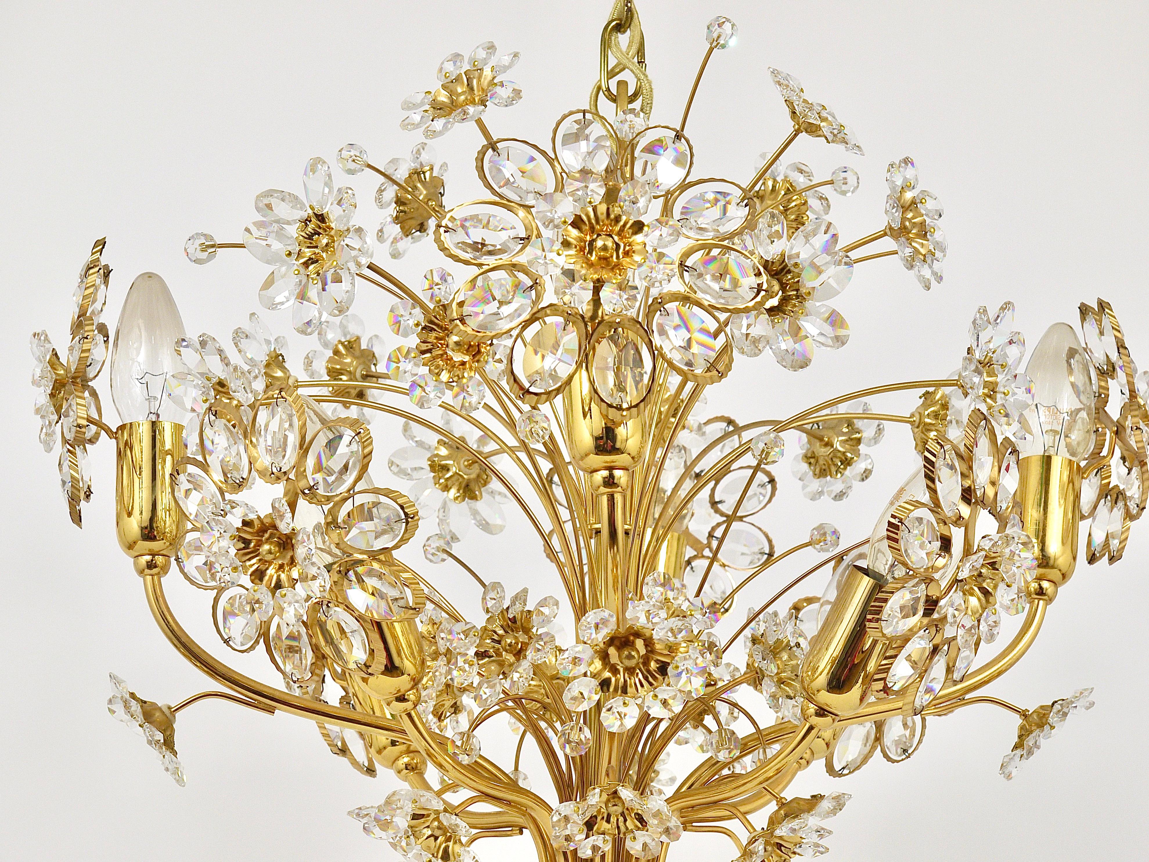 A beautiful handcrafted floral chandelier, manufactured in the 1970s by Palwa Germany. Made of gold-plated brass with faceted crystal glass flower petals. Has eight light sources. In excellent condition.
Please see our matching sconces and wall