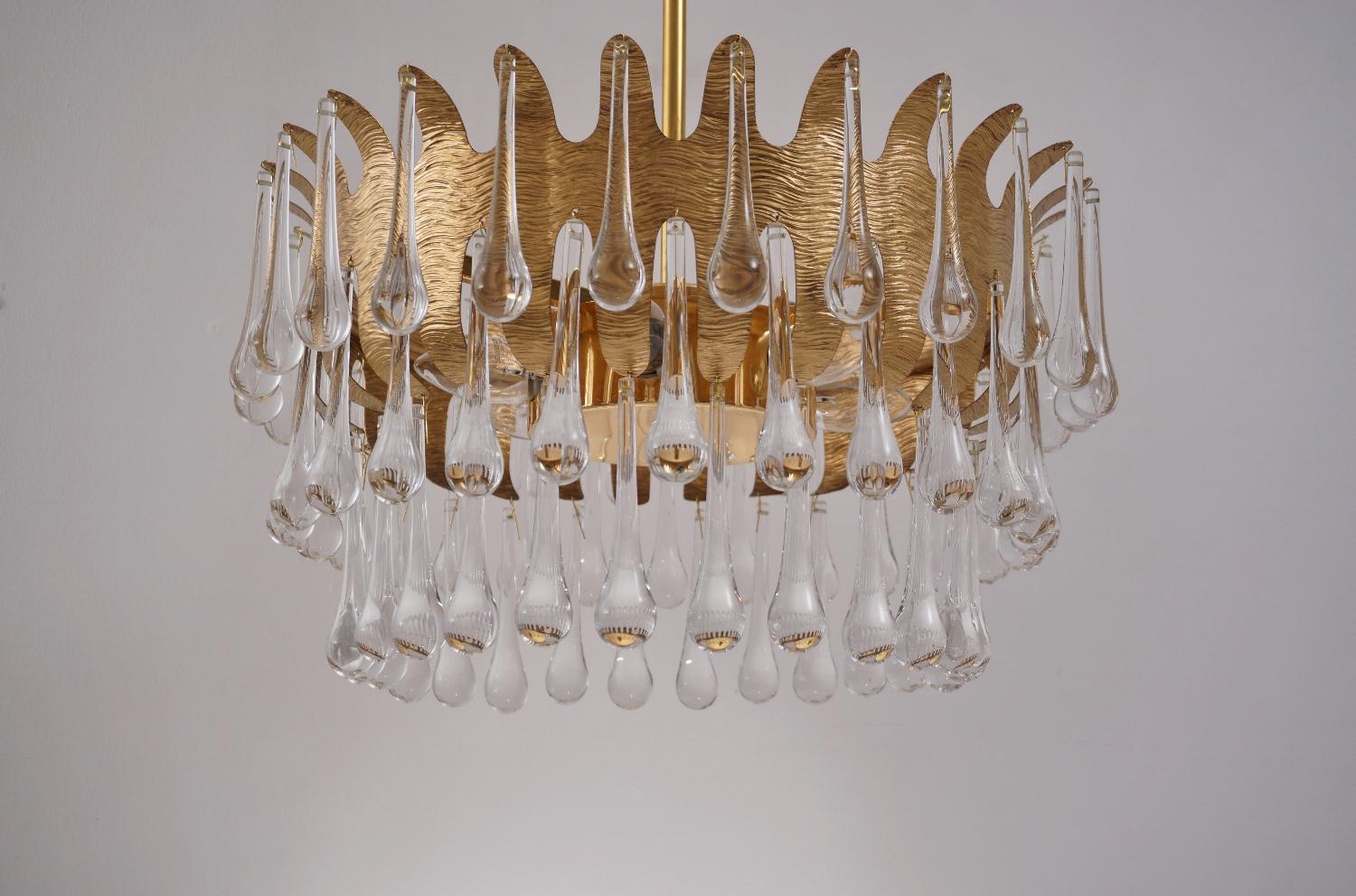 Ernst Palme chandelier for Palwa, gold plated gilt frame with 78 crystals, 1960s, German.

This chandelier has been thoroughly cleaned respecting the vintage patina. Newly rewired and earthed with gold silk cable, in full working order and ready