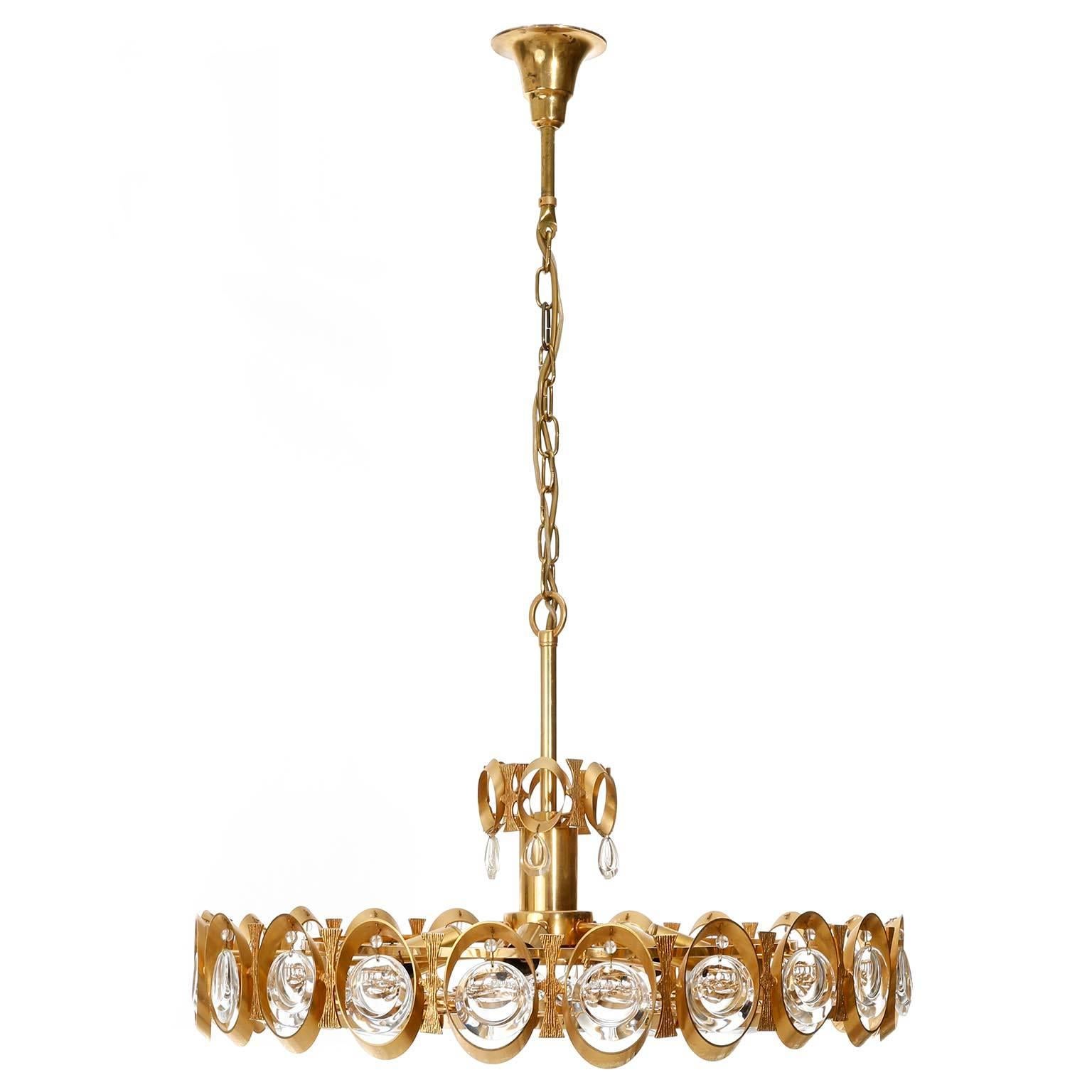 A stunning 24-karat gold-plated brass Hollywood Regency chandelier or pendant light by Palwa (Palme & Walter), Germany, manufactured in midcentury, circa 1970 (end of 1960s or early 1970s).
This wonderful fixture is made of a gilded brass frame