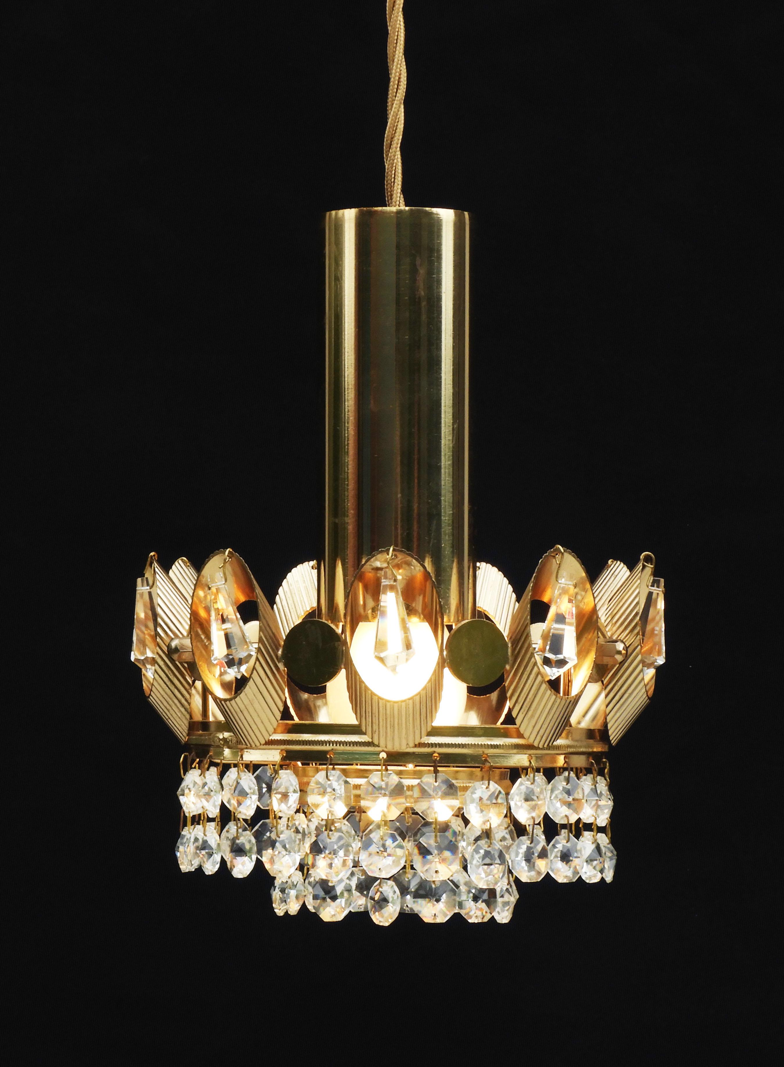 Palwa pendant light chandeliers circa 1970s Germany.
Two tiers of octagonal crystals, crowned with a gilded ring of serrated ovals each with a faceted crystal cut drop.
Stylish and versatile these pendant lights can be hung individually or grouped