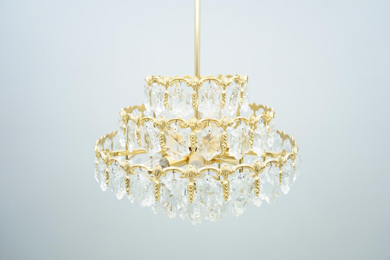 Palwa Crystal Glass and Brass Chandelier, 1960s In Good Condition For Sale In Frankfurt / Dreieich, DE
