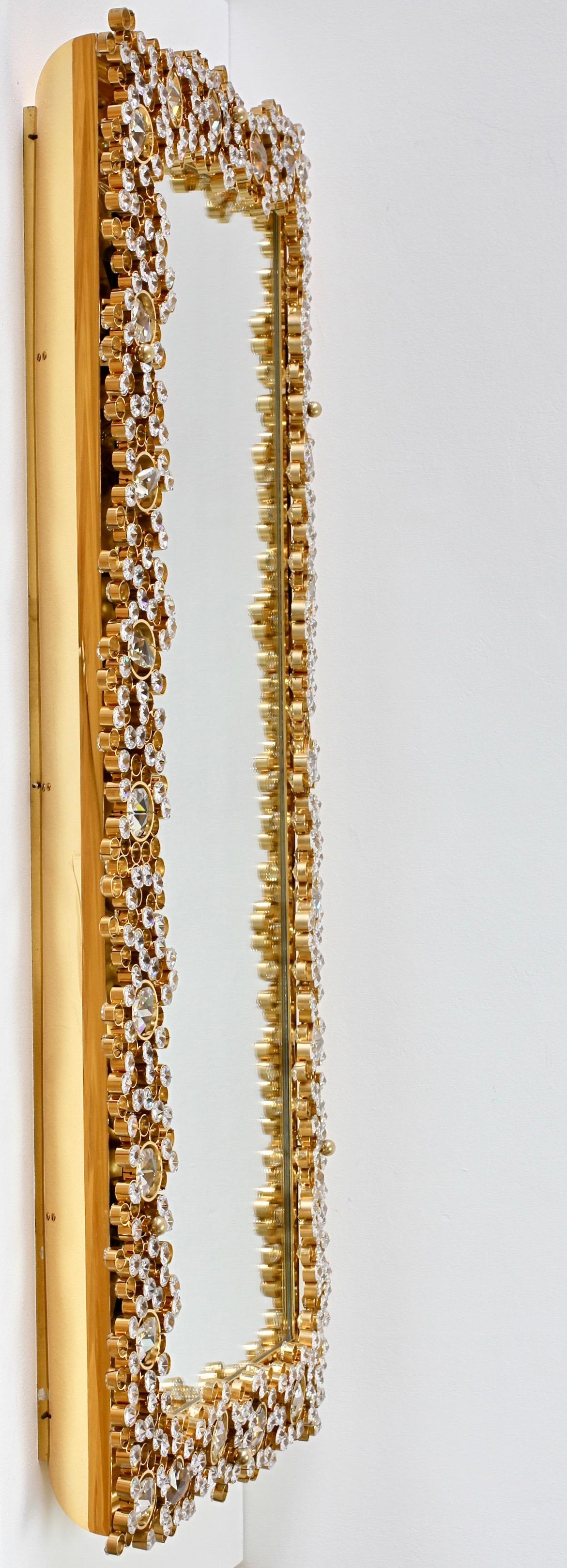 Palwa Extra großer Wandspiegel mit hinterleuchteter Rückseite aus vergoldetem Messing und facettierten Kristallen im Schliff im Angebot 3