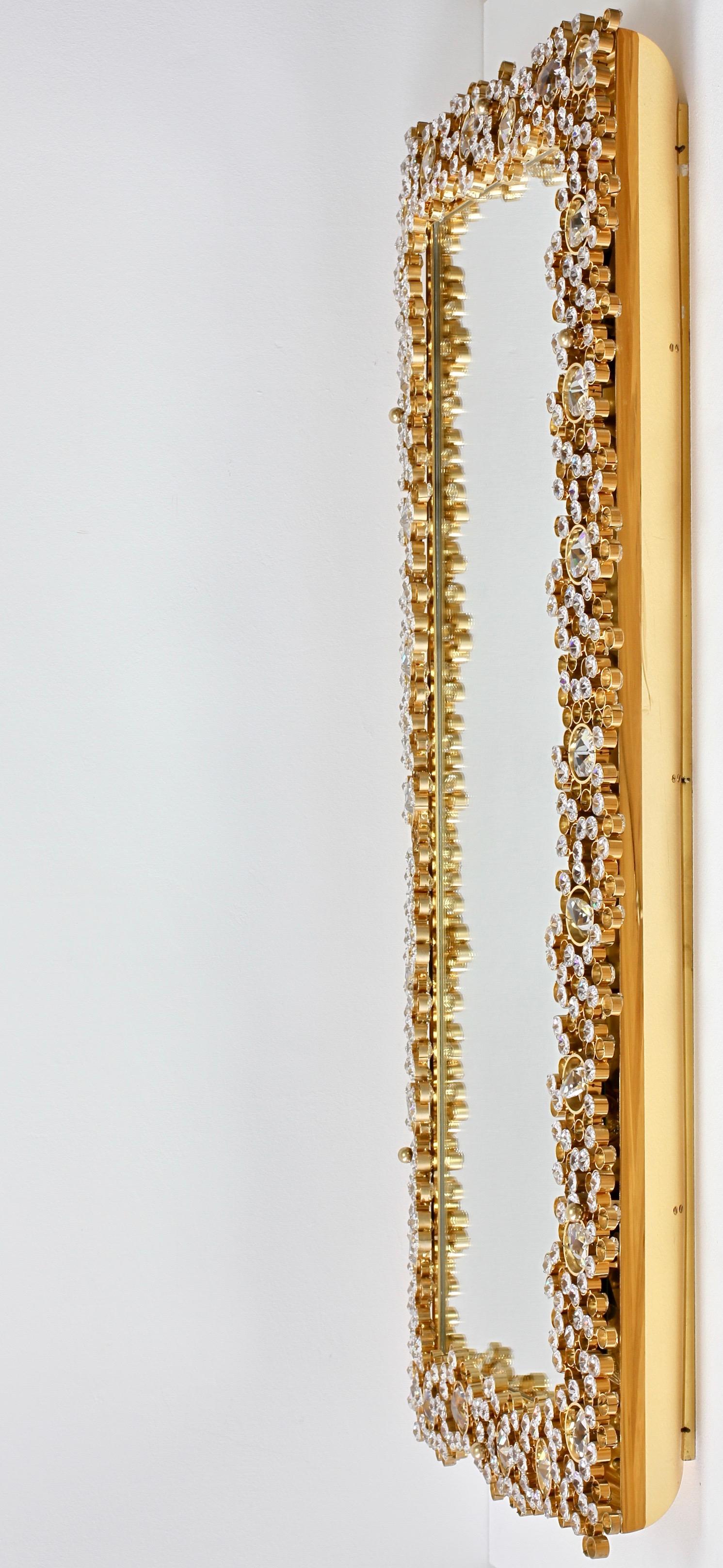 Palwa - Très grand miroir mural rétroéclairé avec laiton doré et cristaux taillés à facettes en vente 3