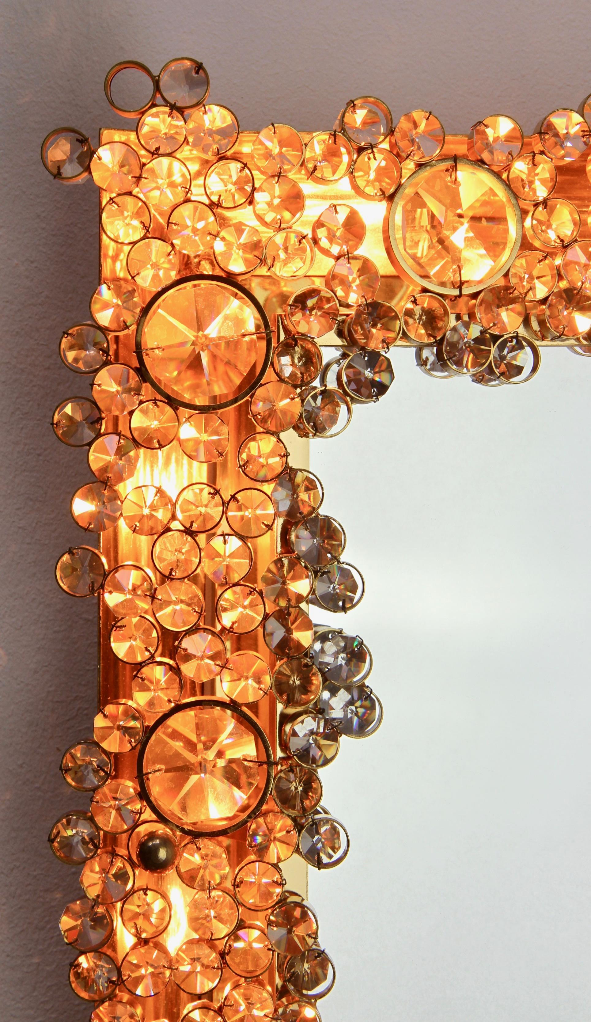 Palwa Extra großer Wandspiegel mit hinterleuchteter Rückseite aus vergoldetem Messing und facettierten Kristallen im Schliff im Angebot 6