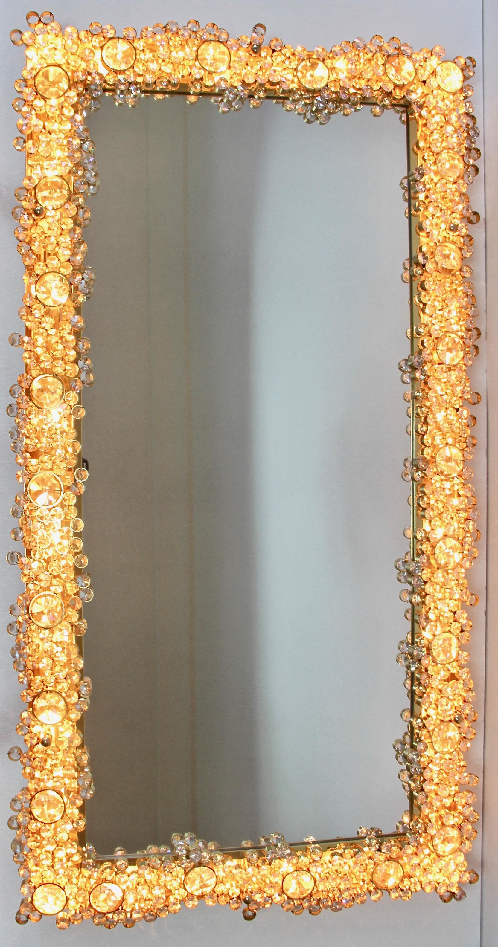 Palwa Extra großer Wandspiegel mit hinterleuchteter Rückseite aus vergoldetem Messing und facettierten Kristallen im Schliff (Moderne der Mitte des Jahrhunderts) im Angebot