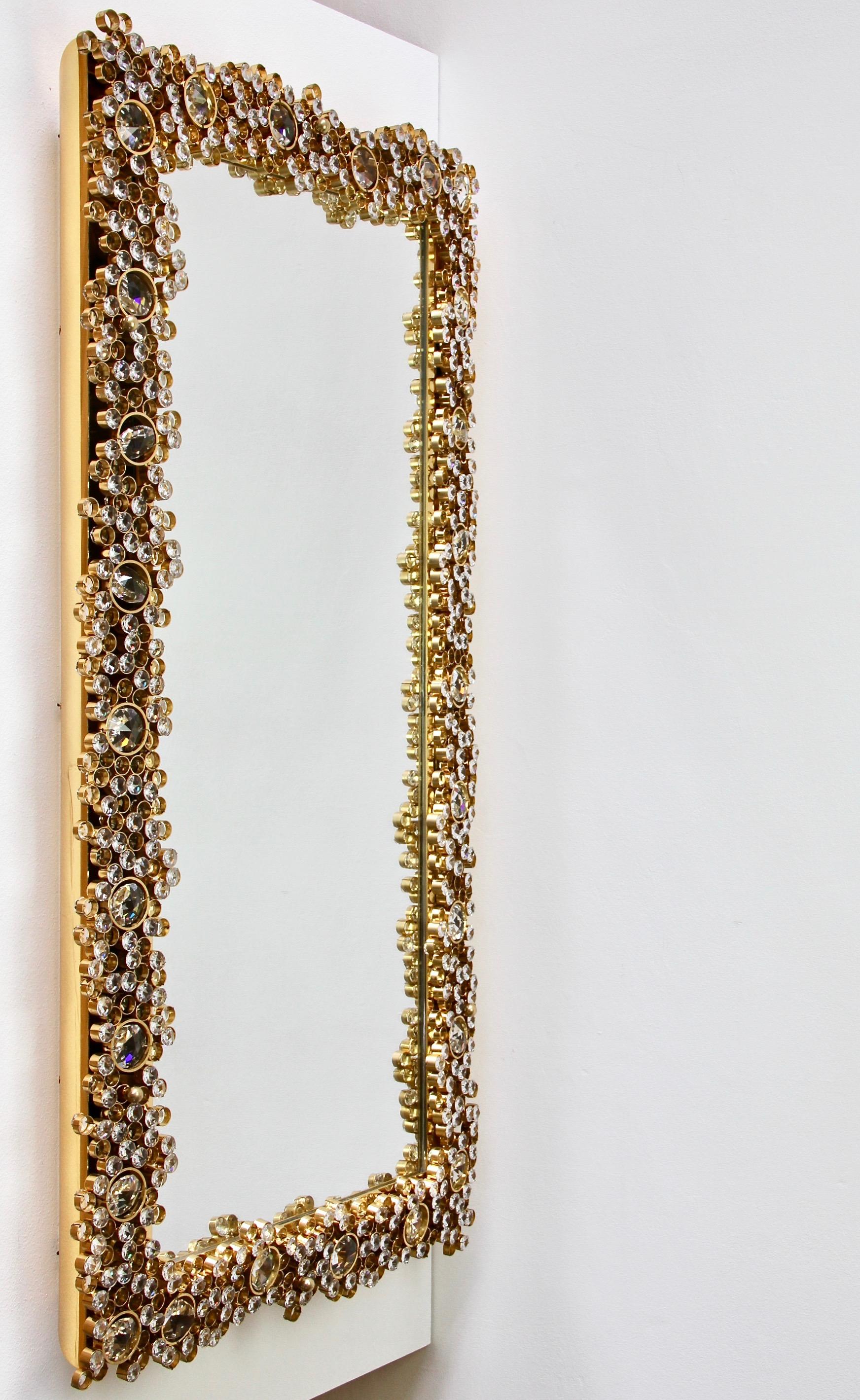Palwa Extra großer Wandspiegel mit hinterleuchteter Rückseite aus vergoldetem Messing und facettierten Kristallen im Schliff (Facettiert) im Angebot