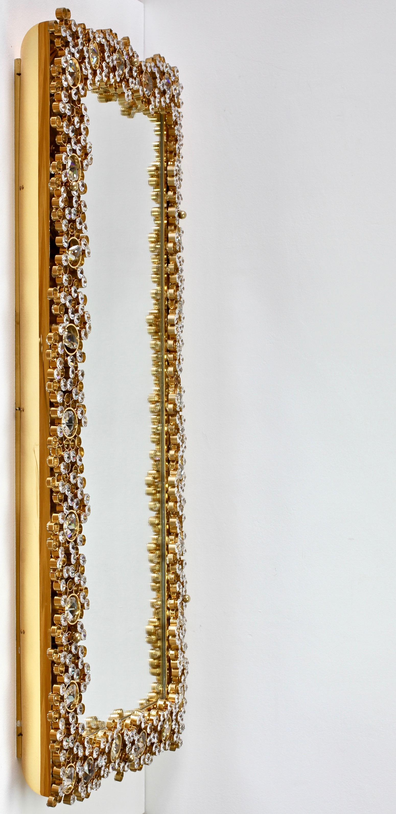 Palwa Extra großer Wandspiegel mit hinterleuchteter Rückseite aus vergoldetem Messing und facettierten Kristallen im Schliff (20. Jahrhundert) im Angebot