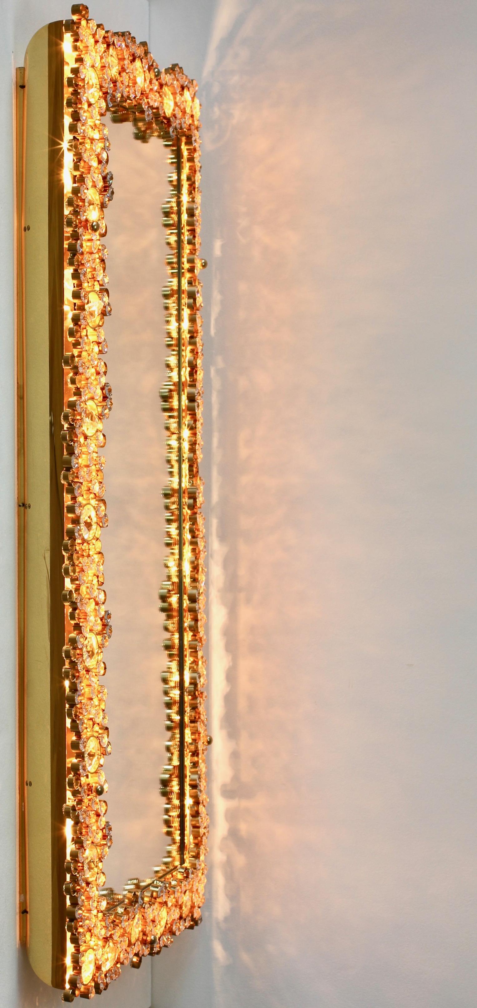 Palwa Extra großer Wandspiegel mit hinterleuchteter Rückseite aus vergoldetem Messing und facettierten Kristallen im Schliff im Angebot 1